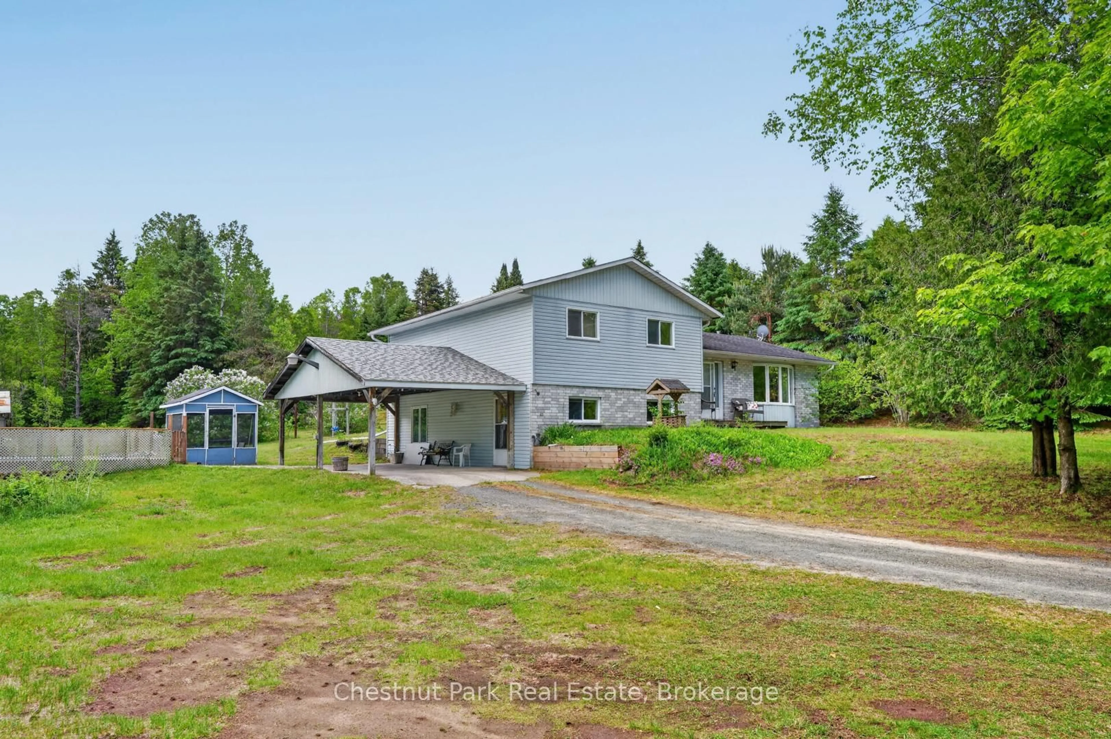 A pic from outside/outdoor area/front of a property/back of a property/a pic from drone, unknown for 41 Hawthorn Lane, Huntsville Ontario P1H 2N5