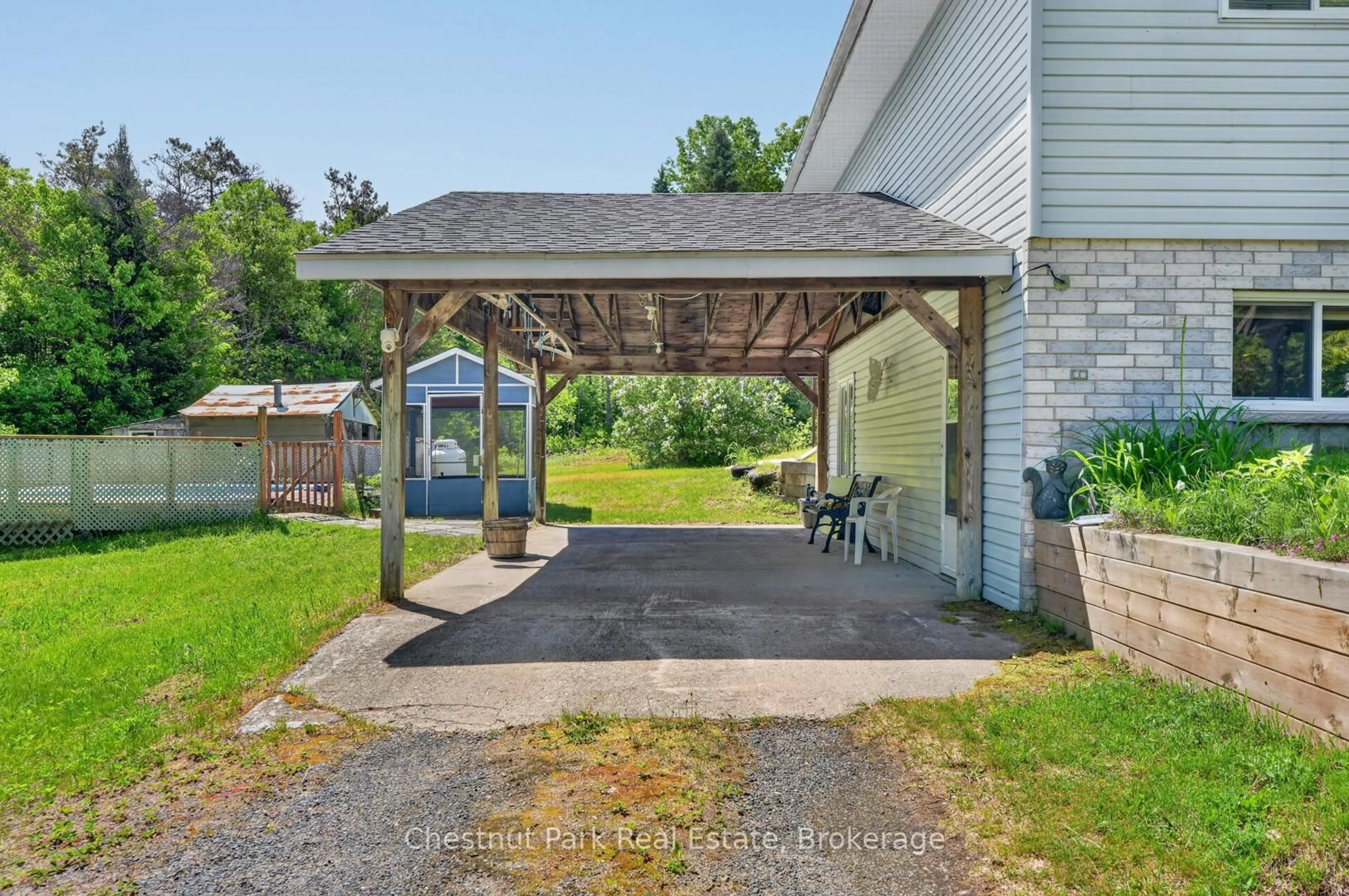 Patio, street for 41 Hawthorn Lane, Huntsville Ontario P1H 2N5