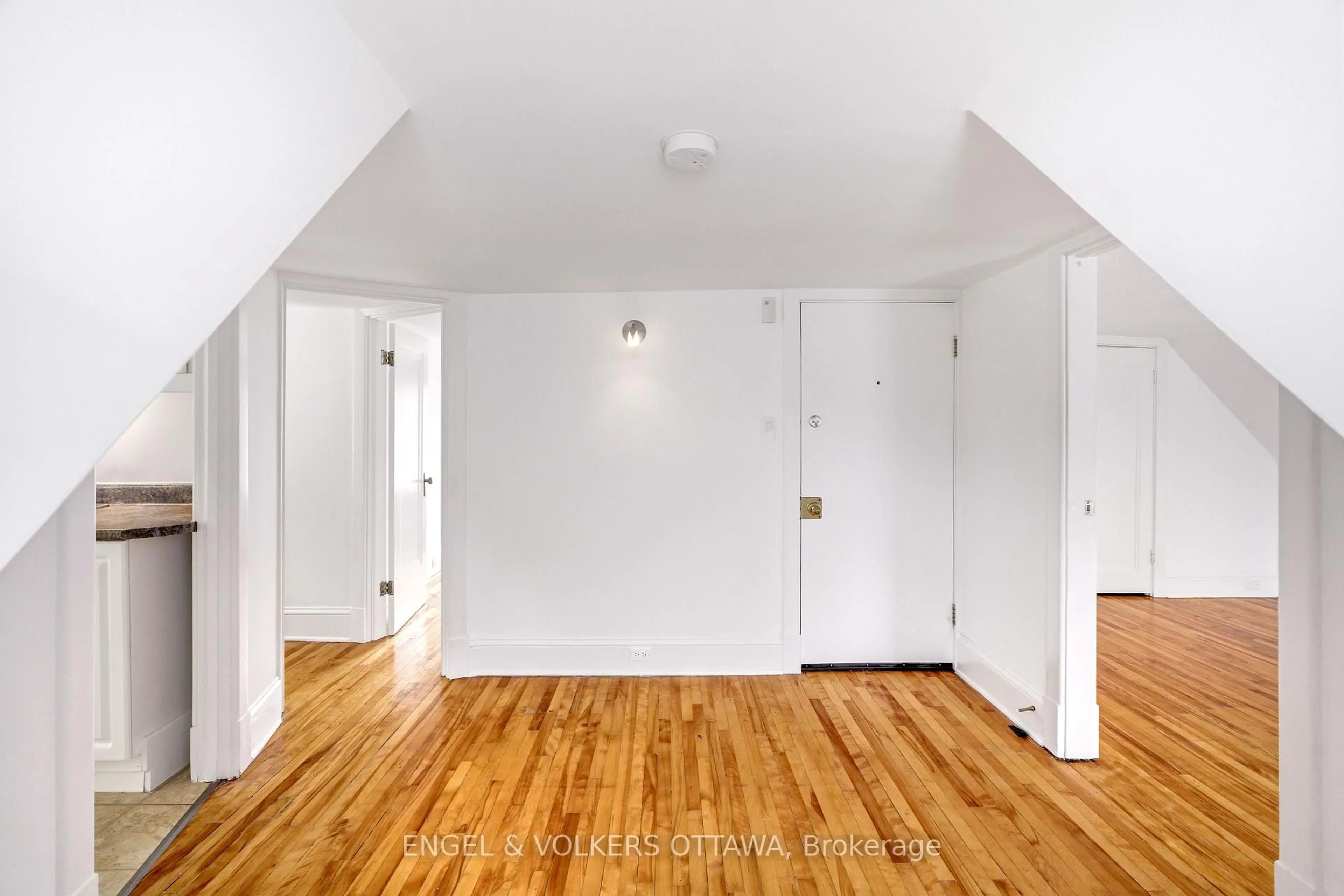Indoor entryway for 491 Mcleod St, Ottawa Ontario K1R 5P7