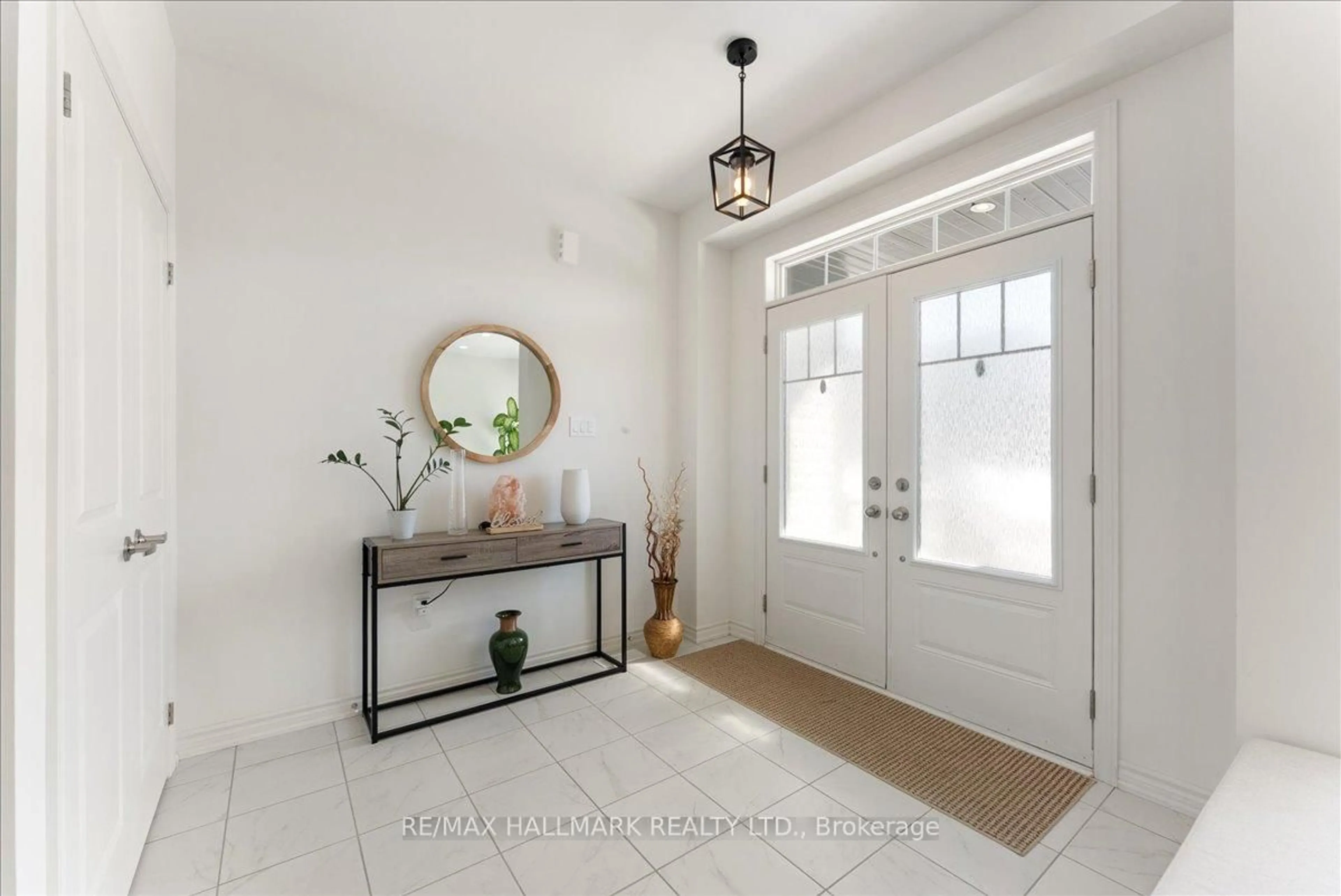 Indoor entryway for 106 Rea Dr, Centre Wellington Ontario N1M 0J8