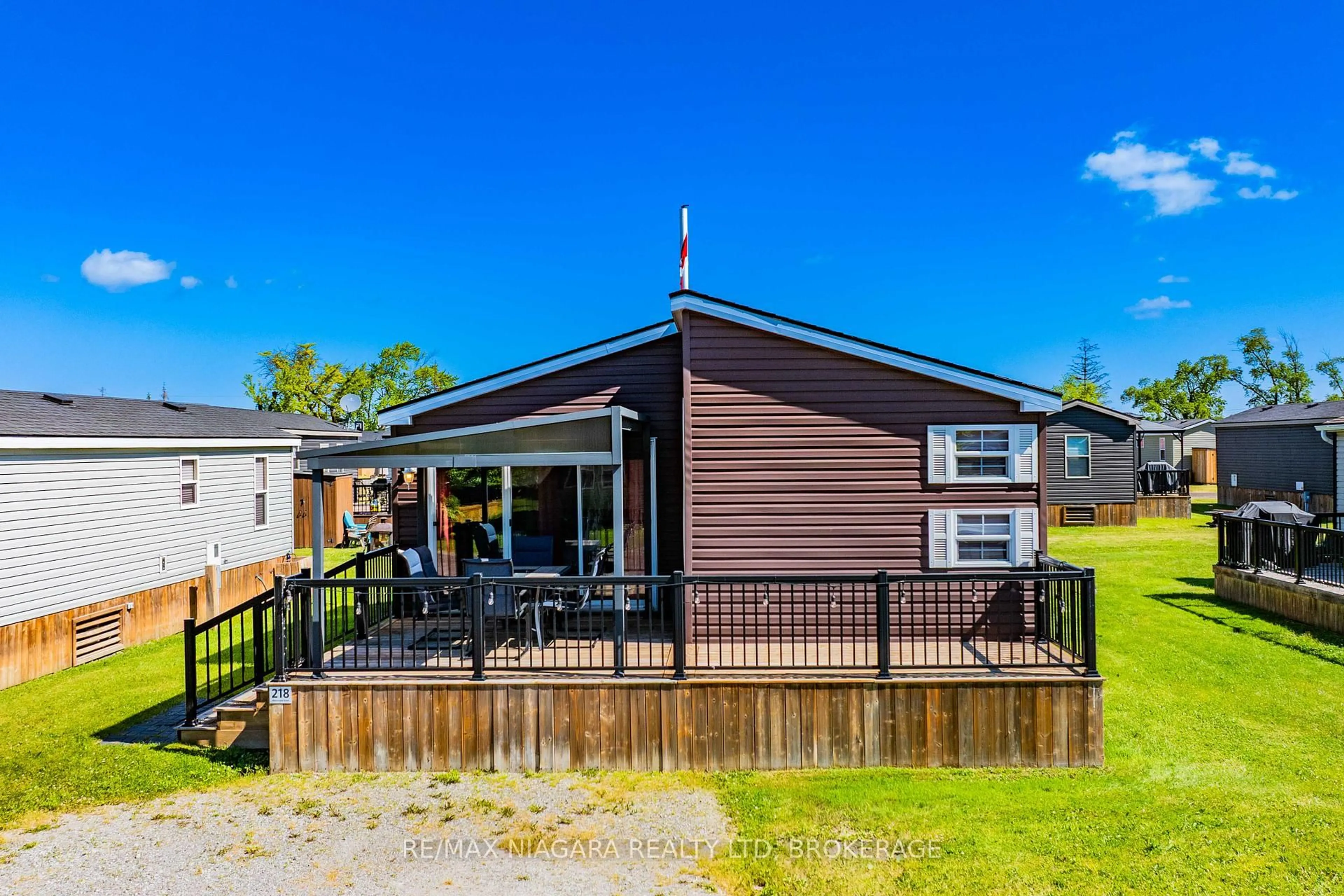 Home with vinyl exterior material, water/lake/river/ocean view for 1501 Line 8 Rd #218, Niagara-on-the-Lake Ontario L0S 1L0