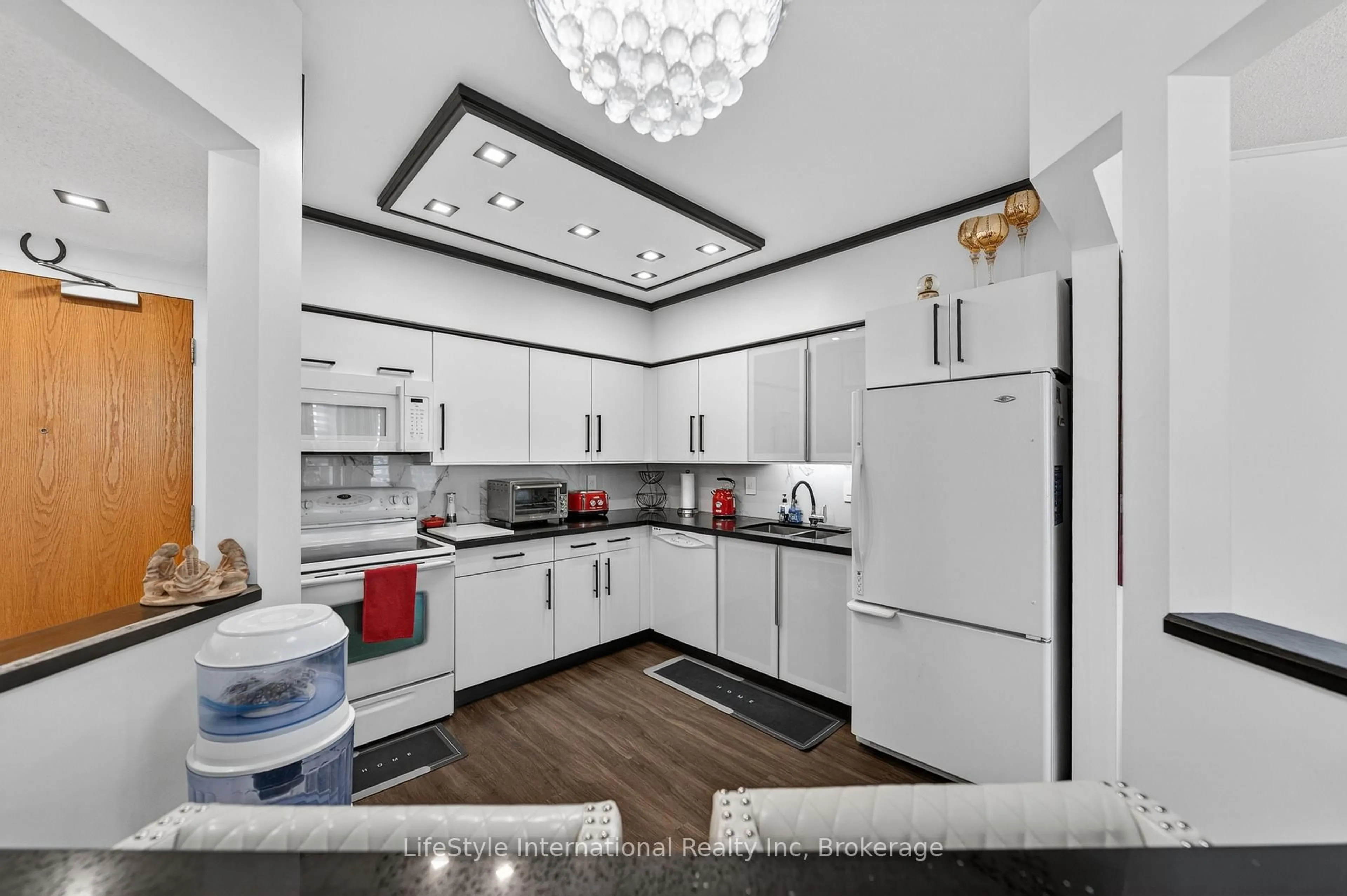 Open concept kitchen, ceramic/tile floor for 208 Silvercreek Pkwy #213, Guelph Ontario N1H 8H2