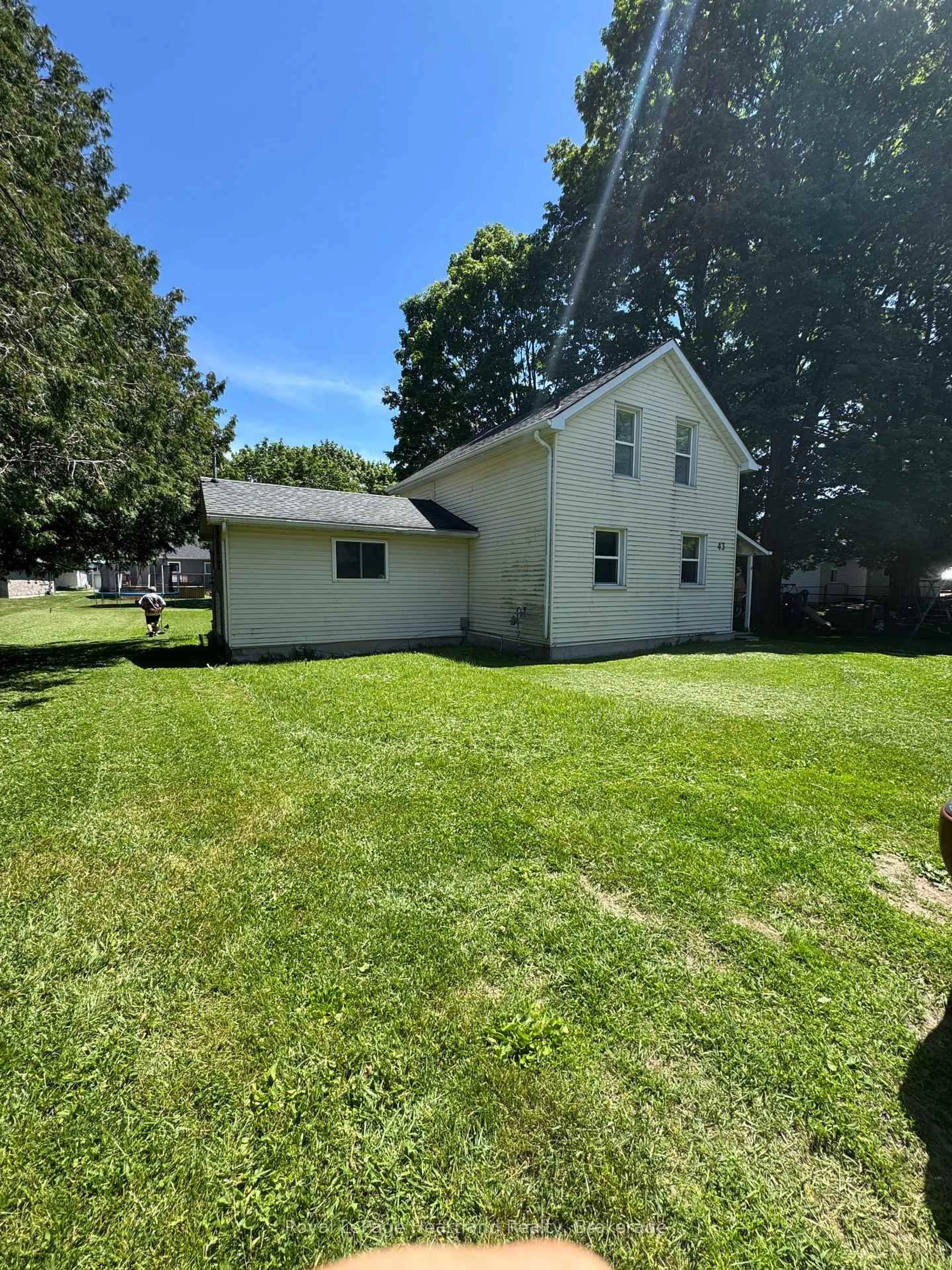 A pic from outside/outdoor area/front of a property/back of a property/a pic from drone, building for 43 CLINTON St, South Bruce Ontario N0G 2S0
