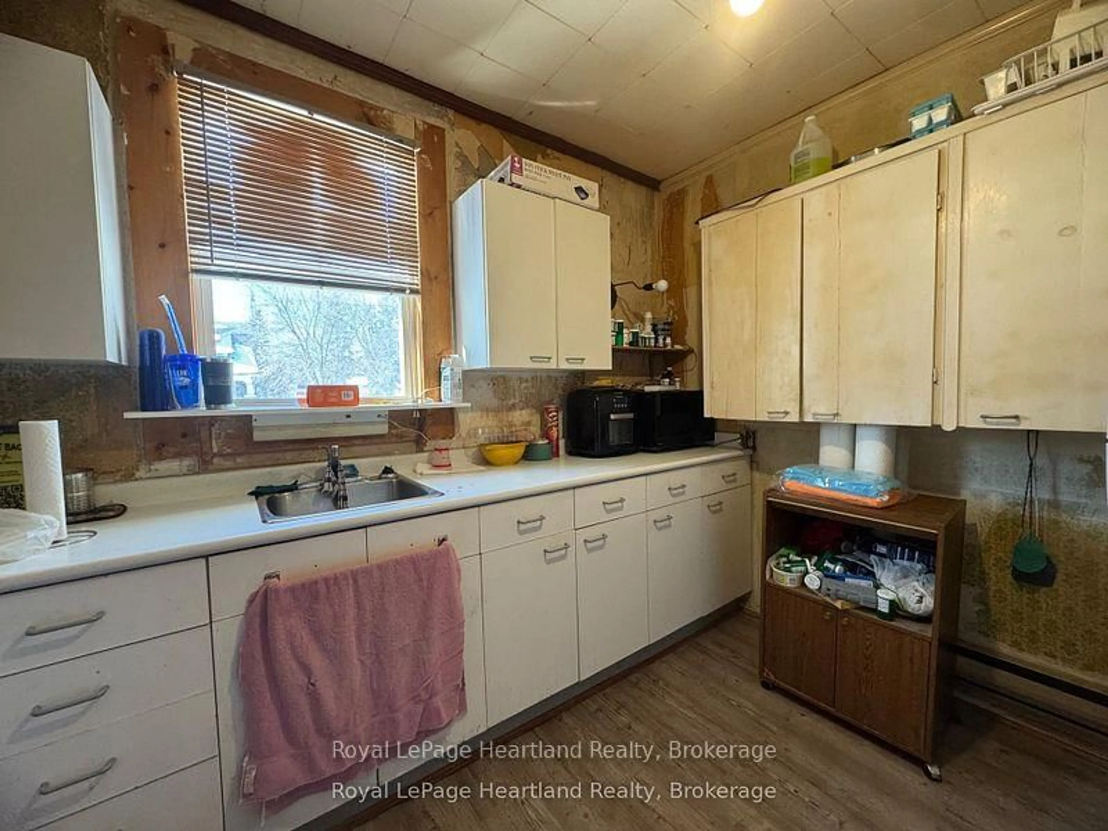 Standard kitchen, unknown for 43 CLINTON St, South Bruce Ontario N0G 2S0