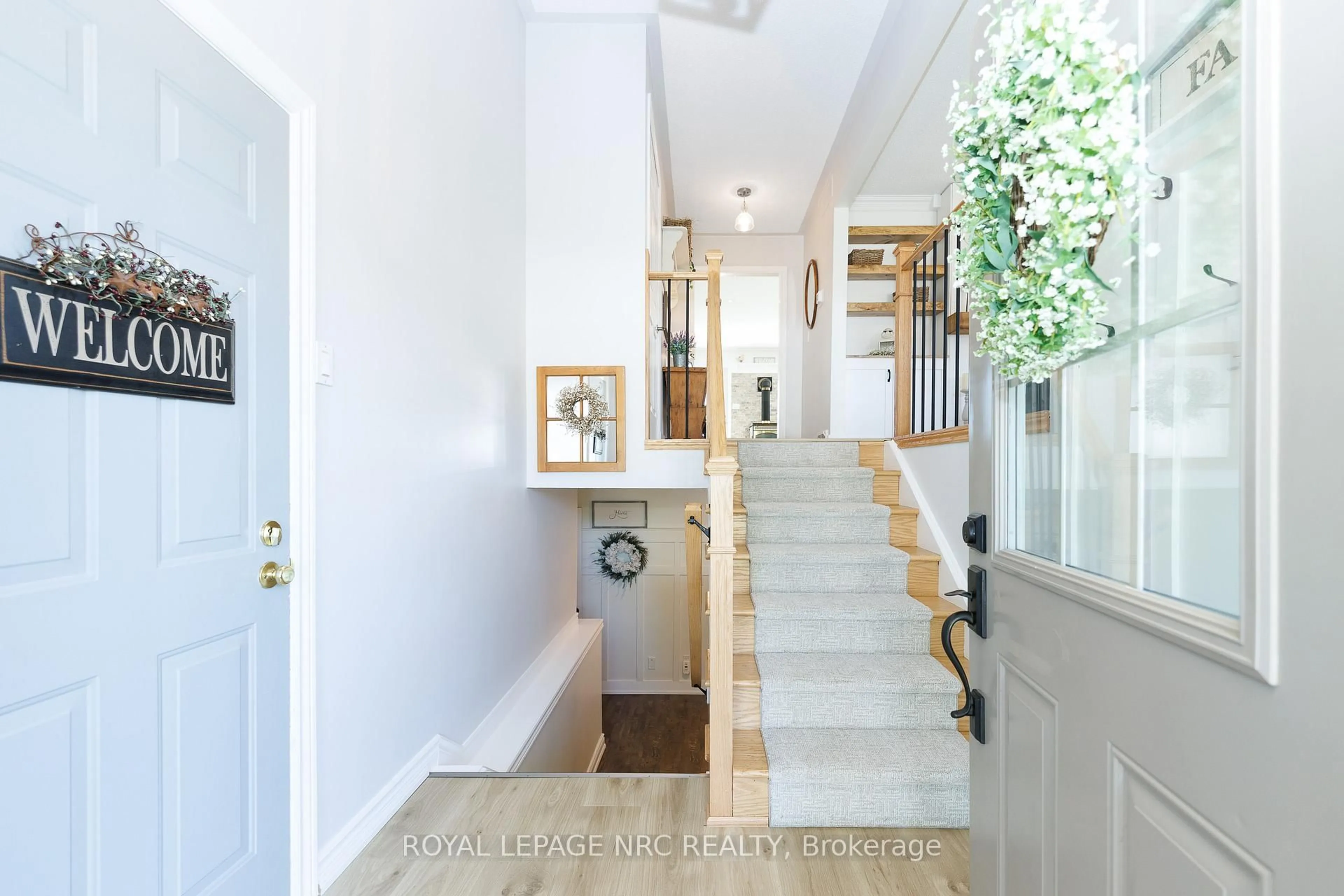 Indoor entryway for 27 Bahama Bay, St. Catharines Ontario L2M 7W2