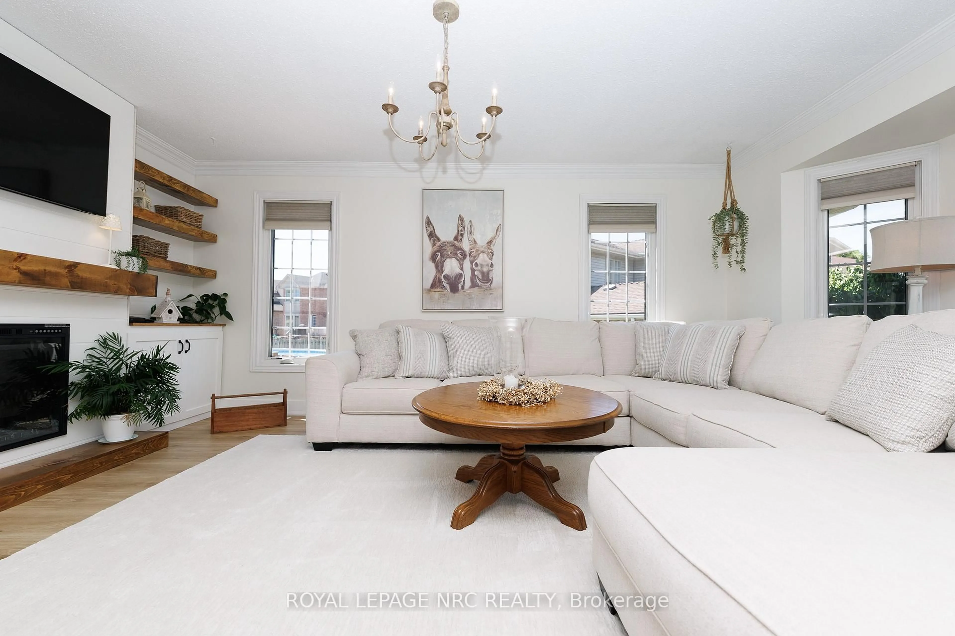 Living room with furniture, unknown for 27 Bahama Bay, St. Catharines Ontario L2M 7W2