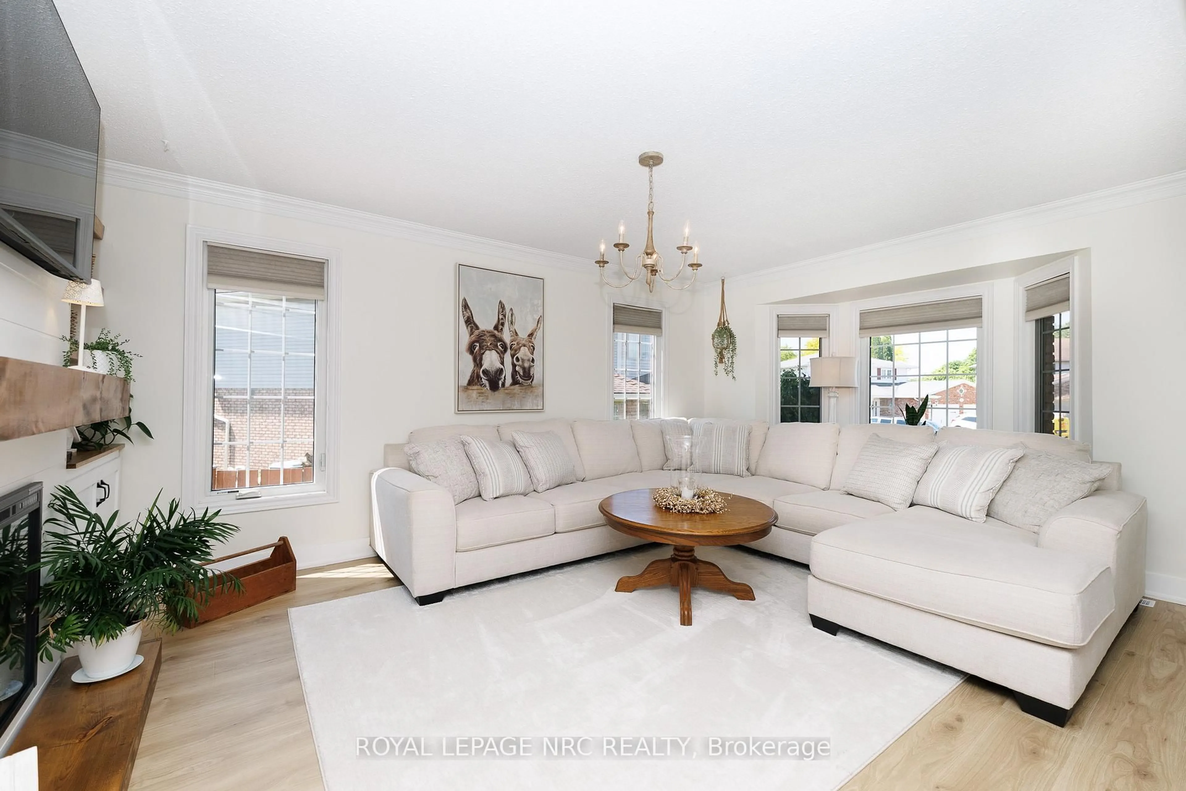 Living room with furniture, unknown for 27 Bahama Bay, St. Catharines Ontario L2M 7W2