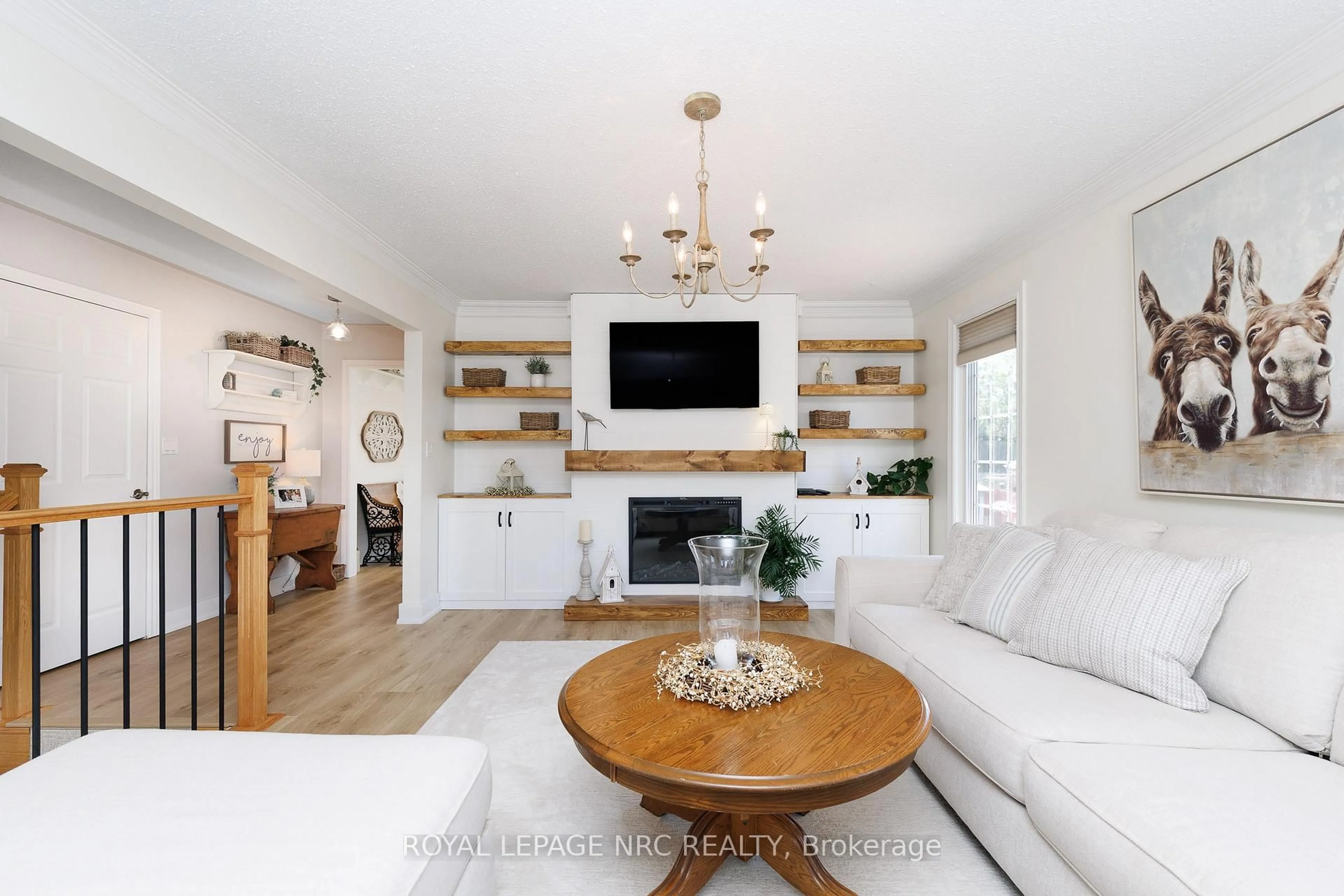 Living room with furniture, wood/laminate floor for 27 Bahama Bay, St. Catharines Ontario L2M 7W2