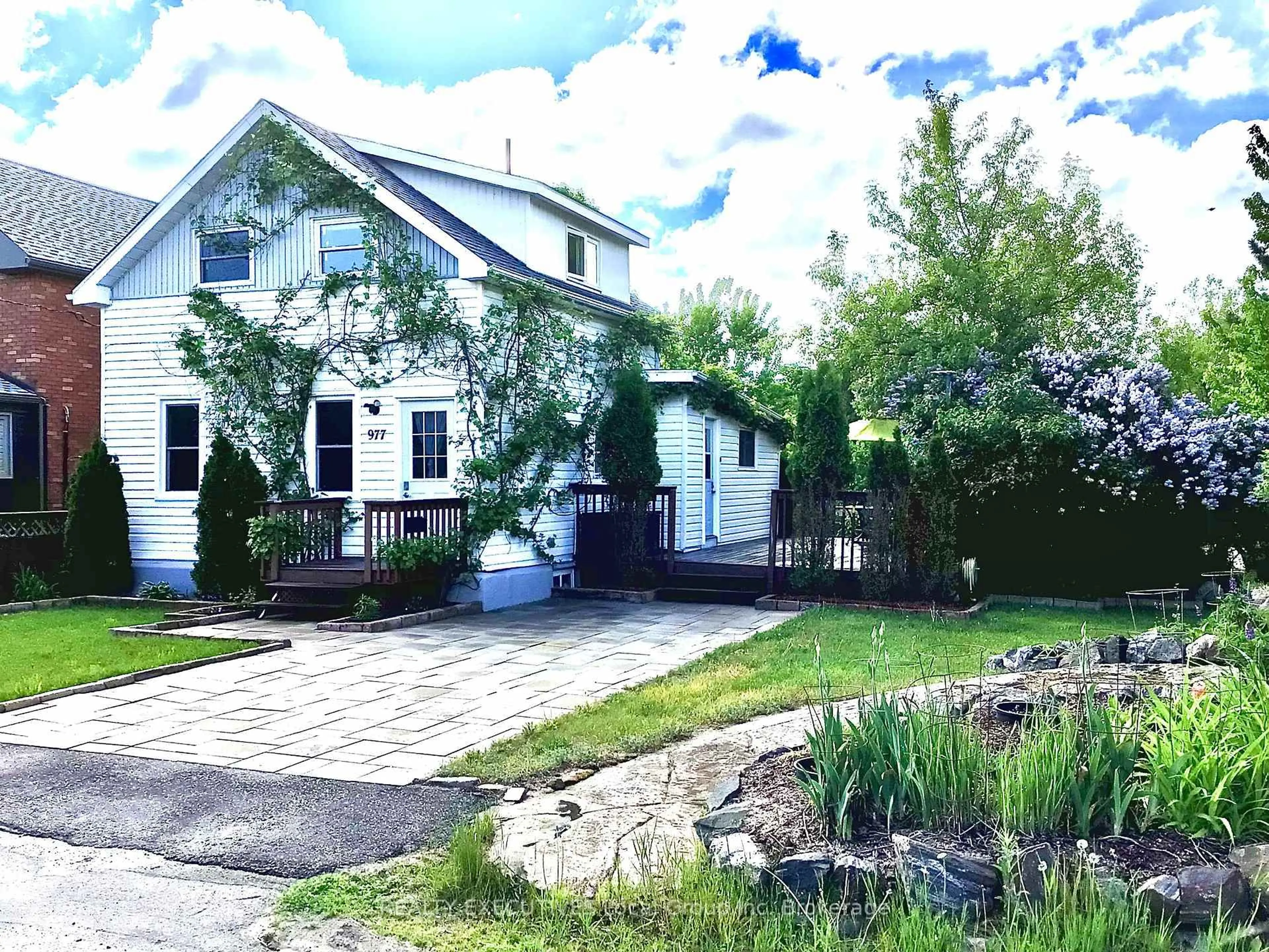 A pic from outside/outdoor area/front of a property/back of a property/a pic from drone, street for 977 Brookes St, North Bay Ontario P1B 2N7
