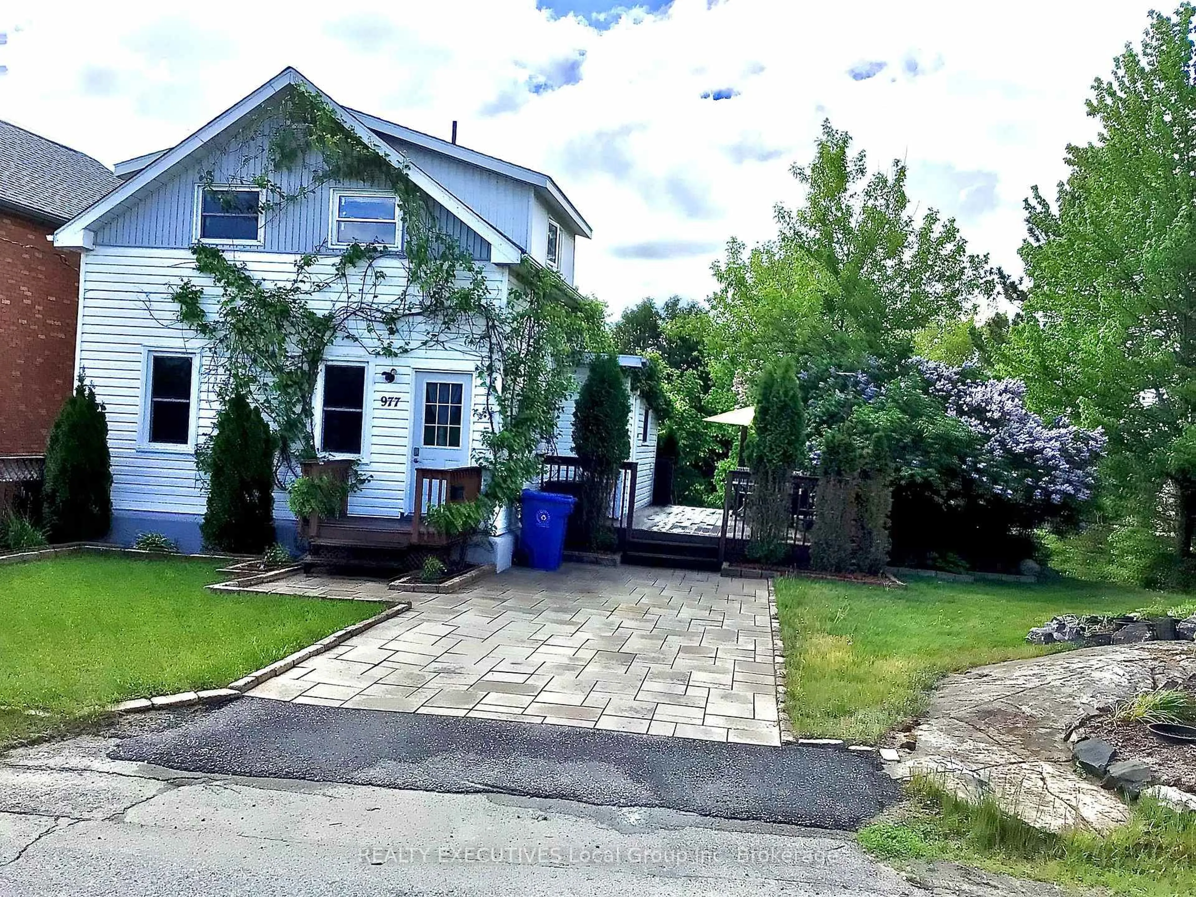 A pic from outside/outdoor area/front of a property/back of a property/a pic from drone, street for 977 Brookes St, North Bay Ontario P1B 2N7