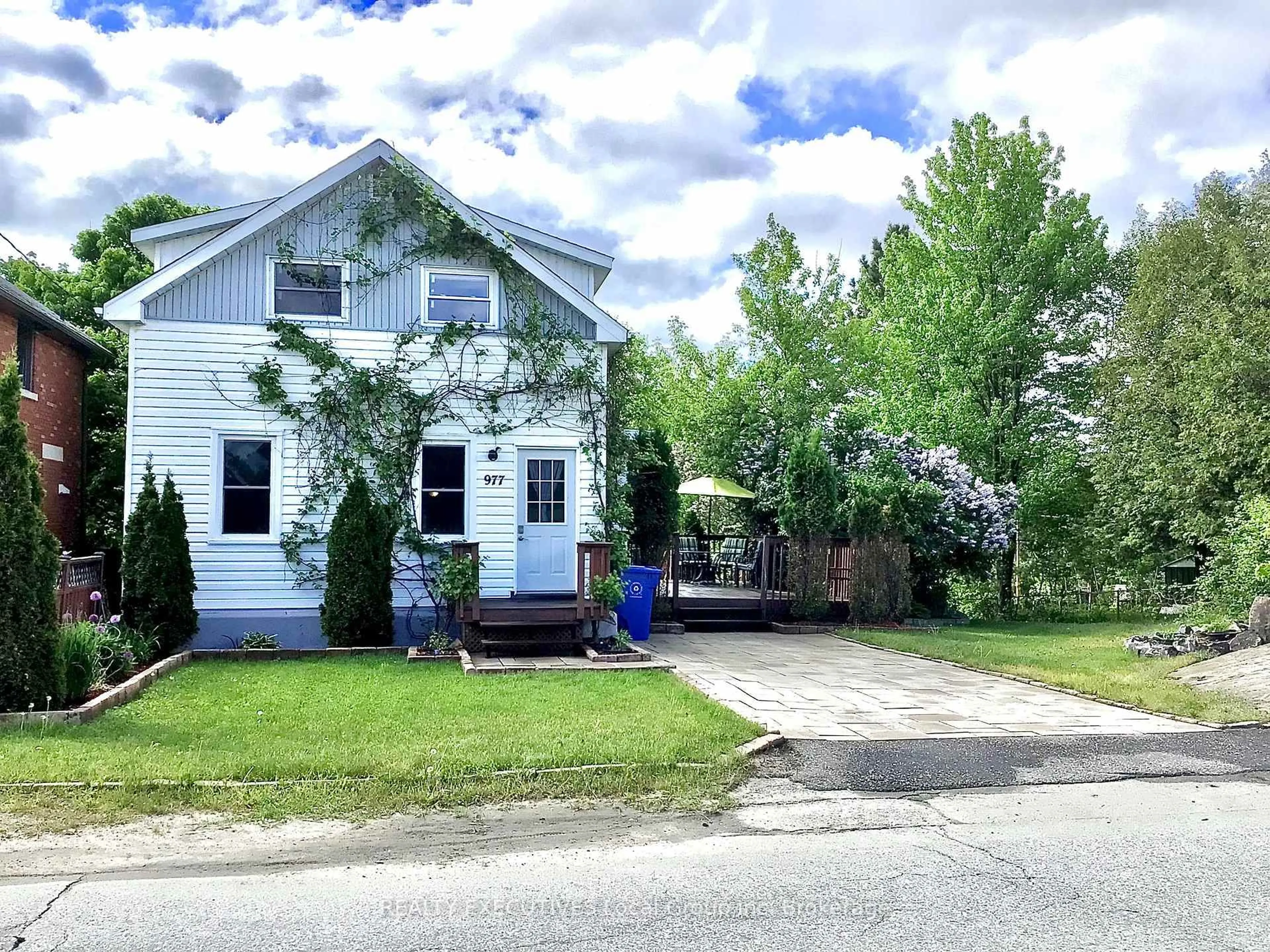 A pic from outside/outdoor area/front of a property/back of a property/a pic from drone, street for 977 Brookes St, North Bay Ontario P1B 2N7