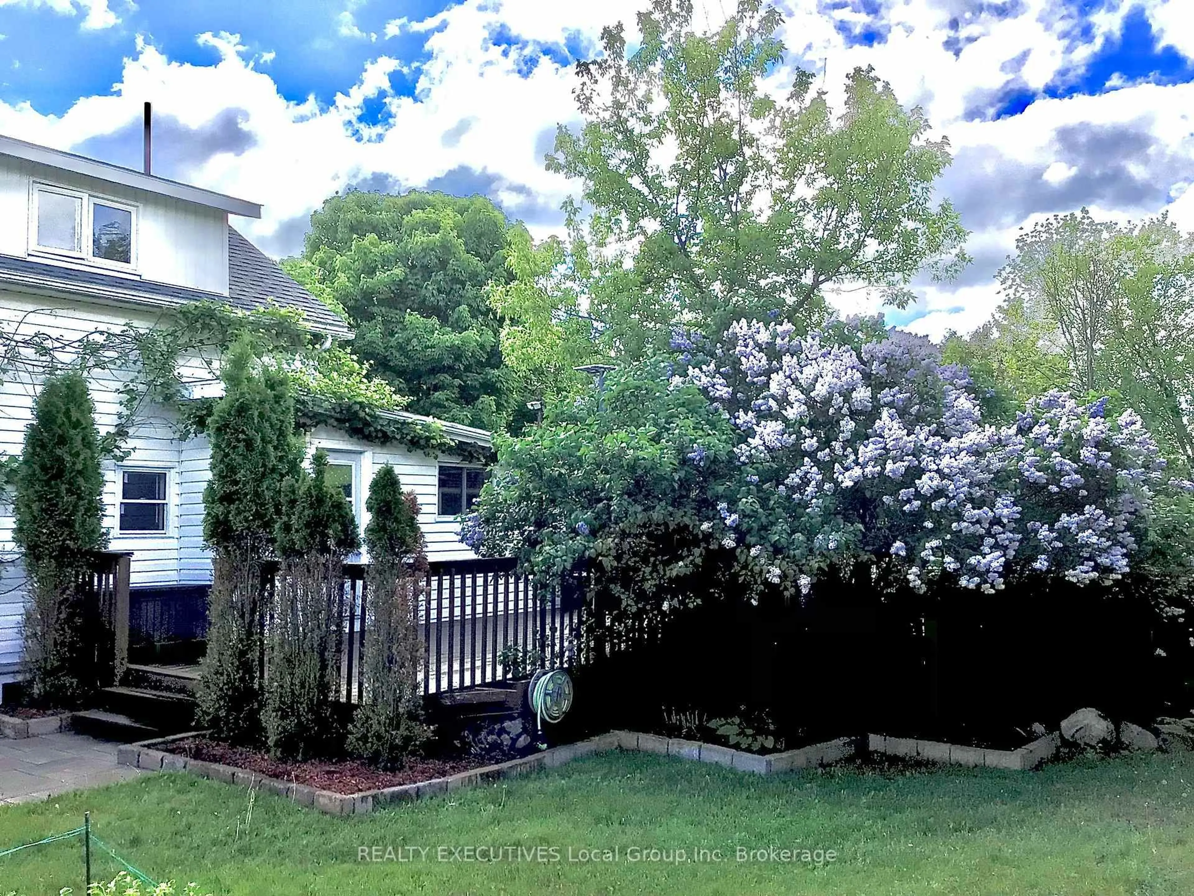 A pic from outside/outdoor area/front of a property/back of a property/a pic from drone, street for 977 Brookes St, North Bay Ontario P1B 2N7