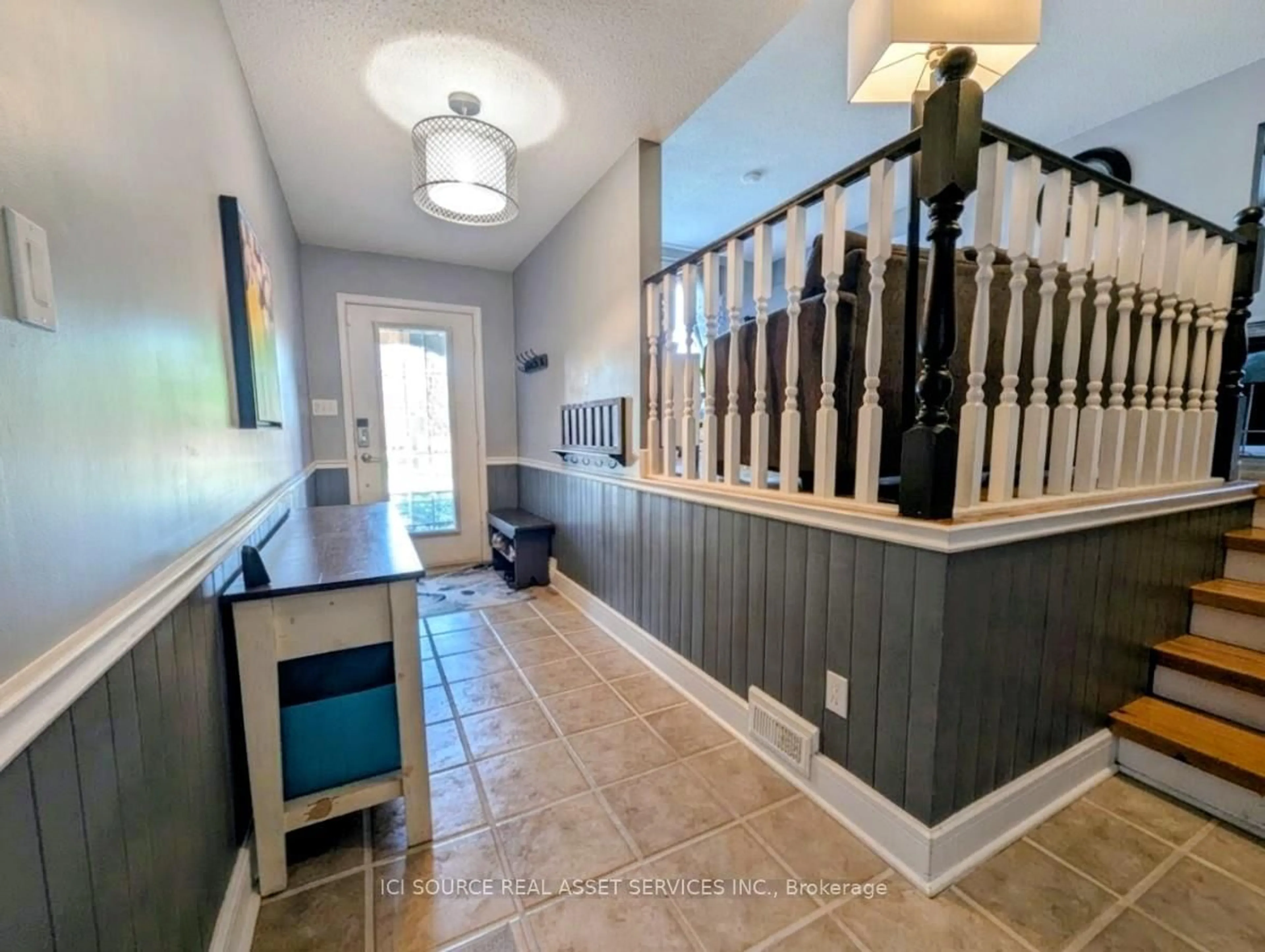 Indoor entryway for 125 Autumnwood Cres, Greater Sudbury Ontario P3B 3Z1