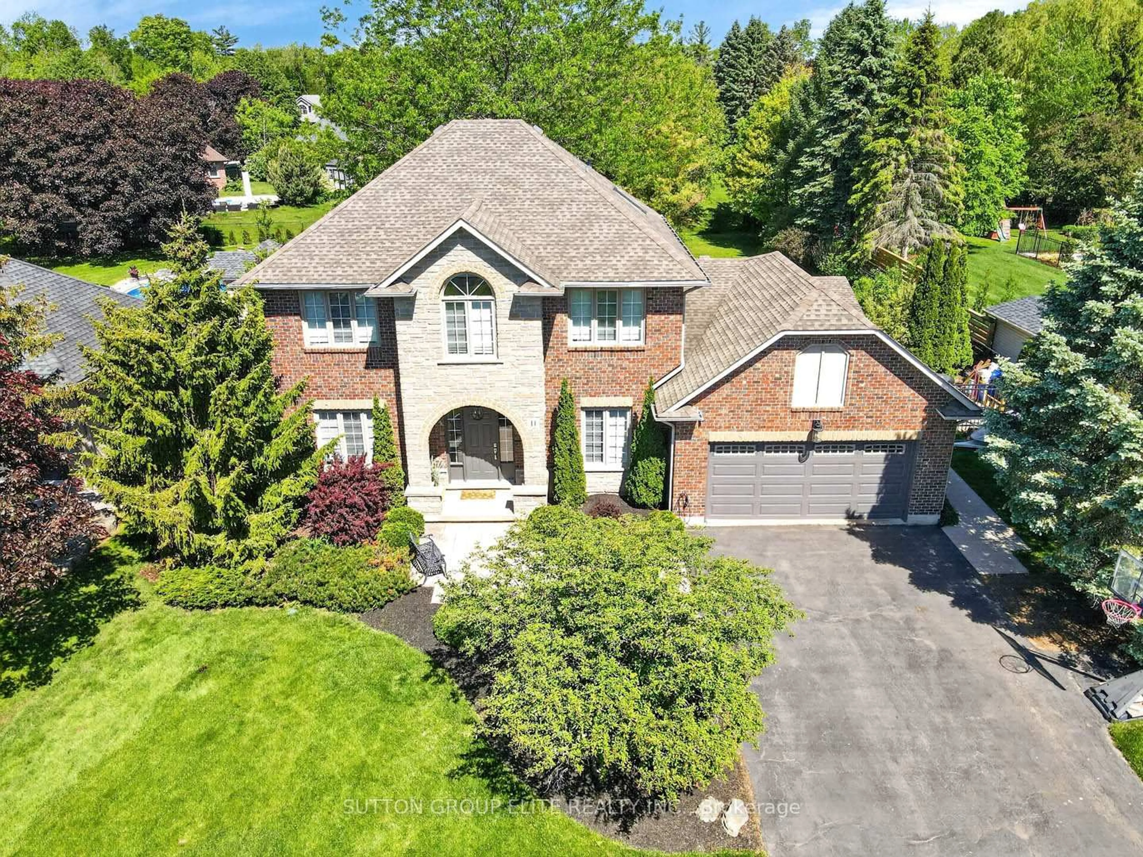 A pic from outside/outdoor area/front of a property/back of a property/a pic from drone, street for 11 Elderberry Lane, Hamilton Ontario L0R 1H2
