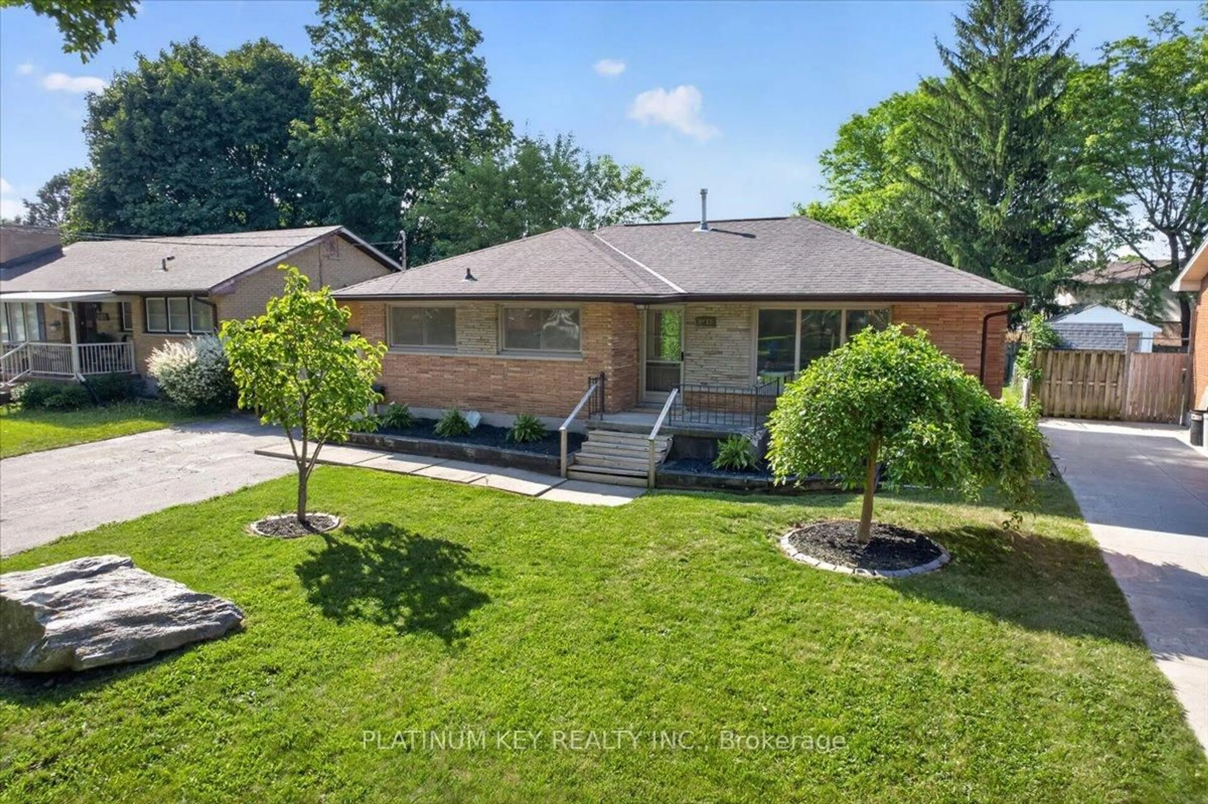 A pic from outside/outdoor area/front of a property/back of a property/a pic from drone, street for 1947 Royal Cres, London East Ontario N5V 1N6