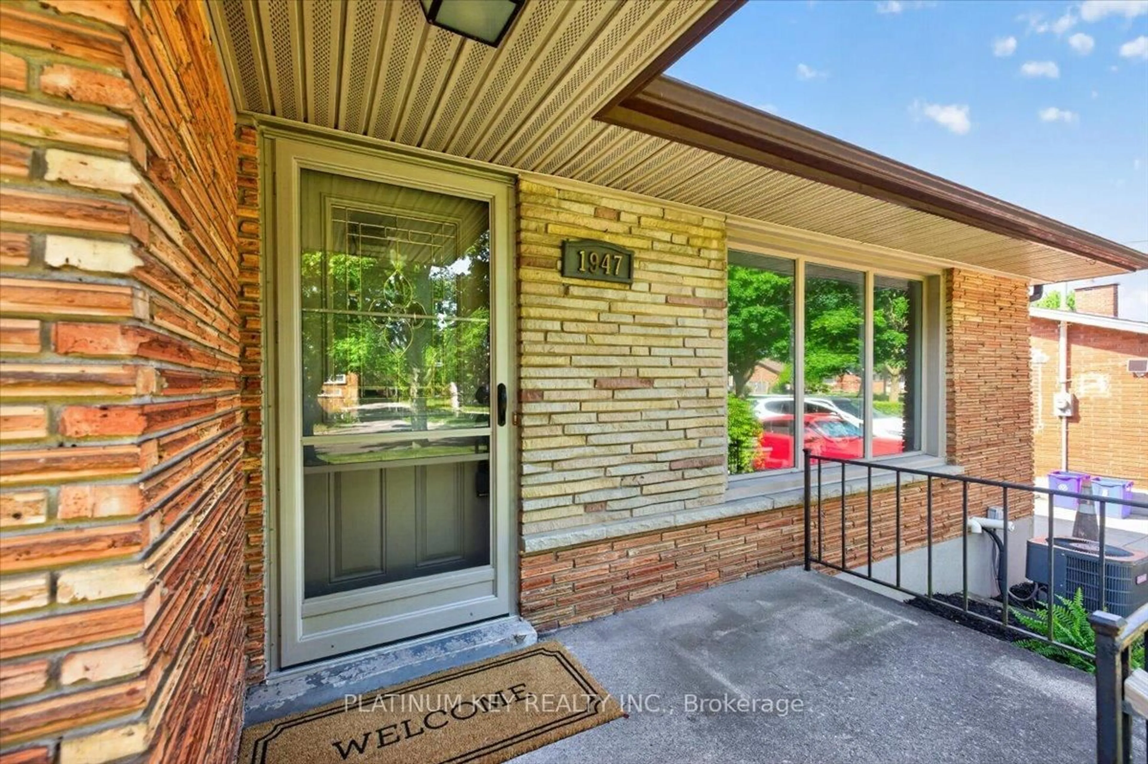 Indoor entryway for 1947 Royal Cres, London East Ontario N5V 1N6