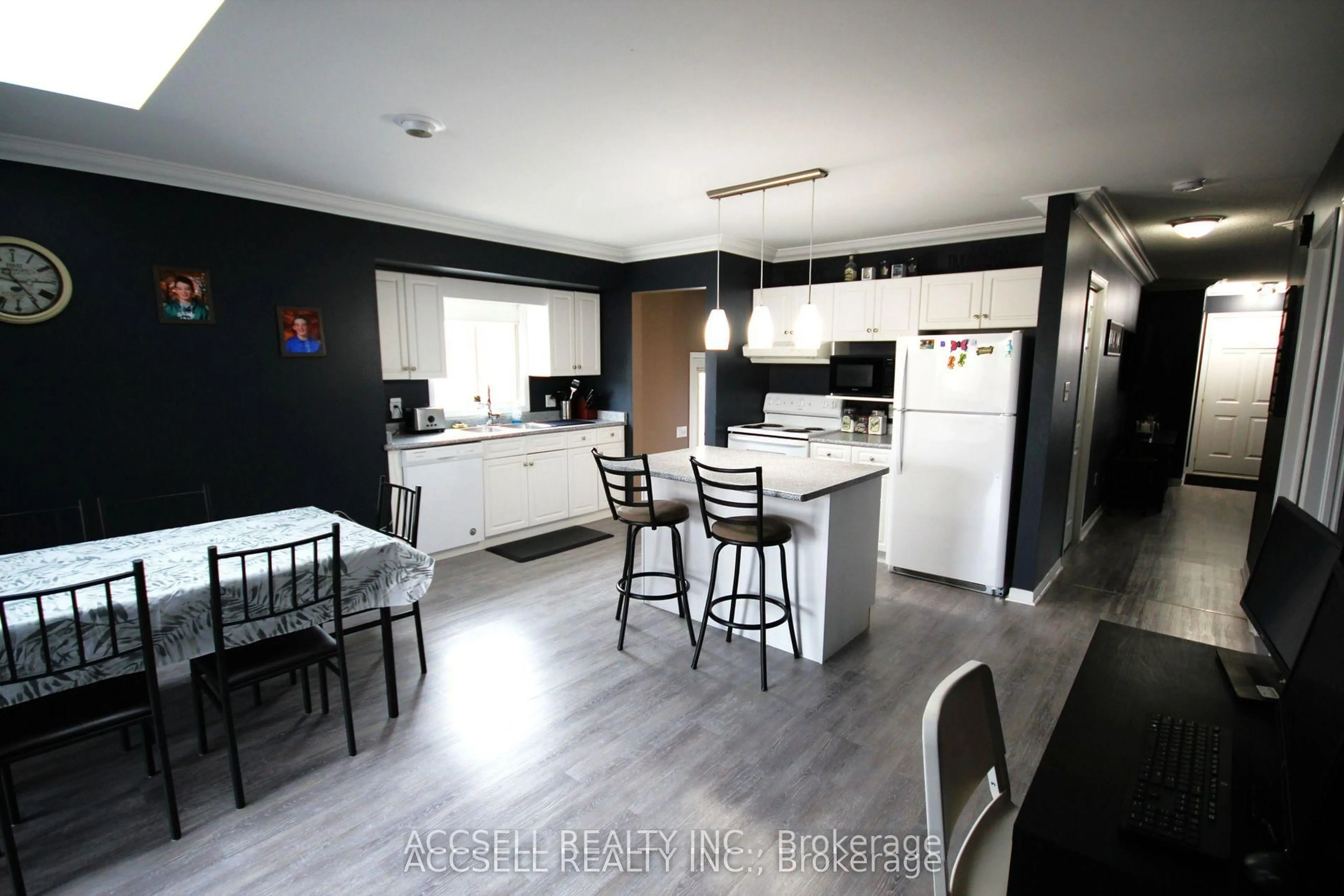 Open concept kitchen, unknown for 635 Highview Dr, St. Thomas Ontario N5R 5E7