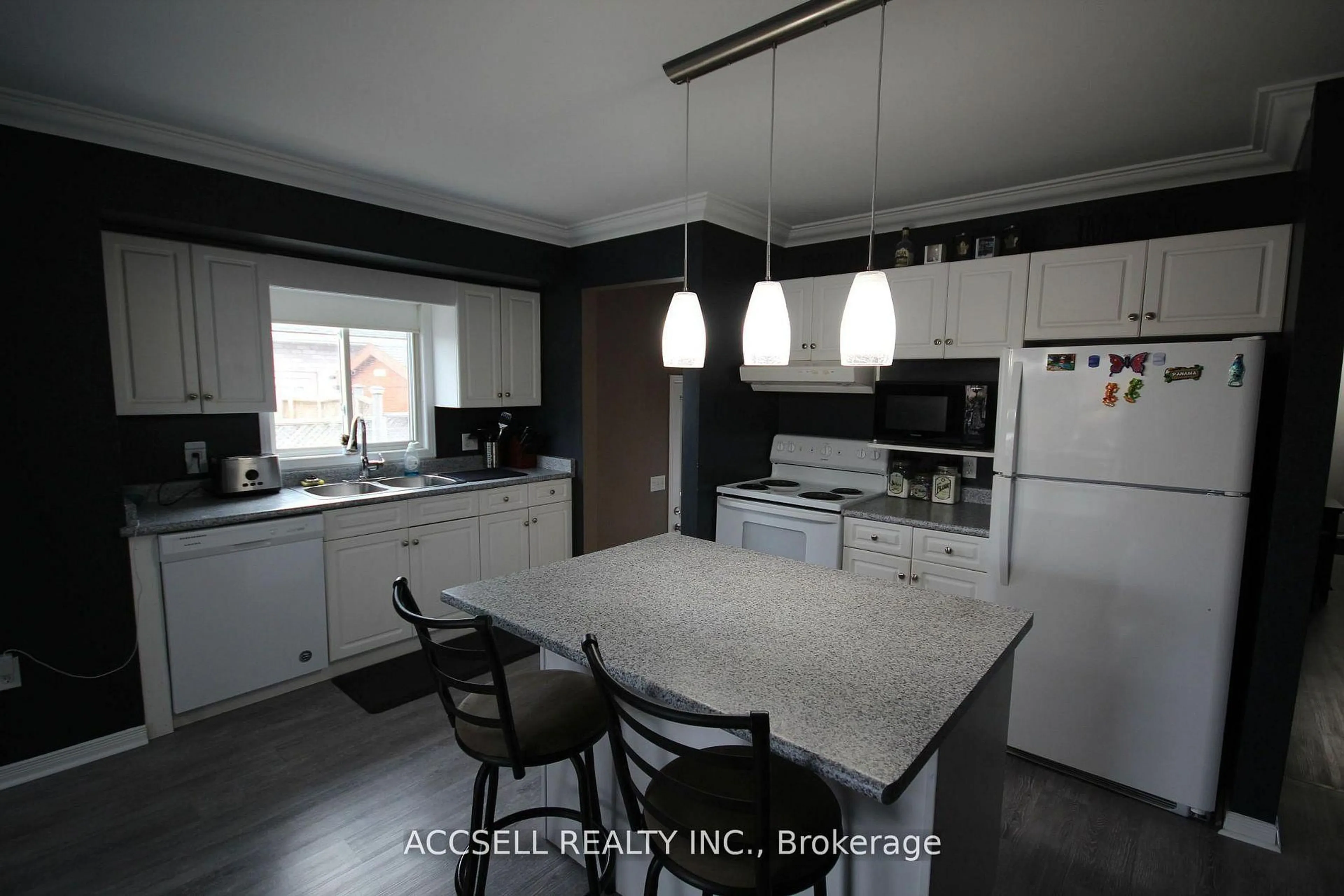 Open concept kitchen, ceramic/tile floor for 635 Highview Dr, St. Thomas Ontario N5R 5E7