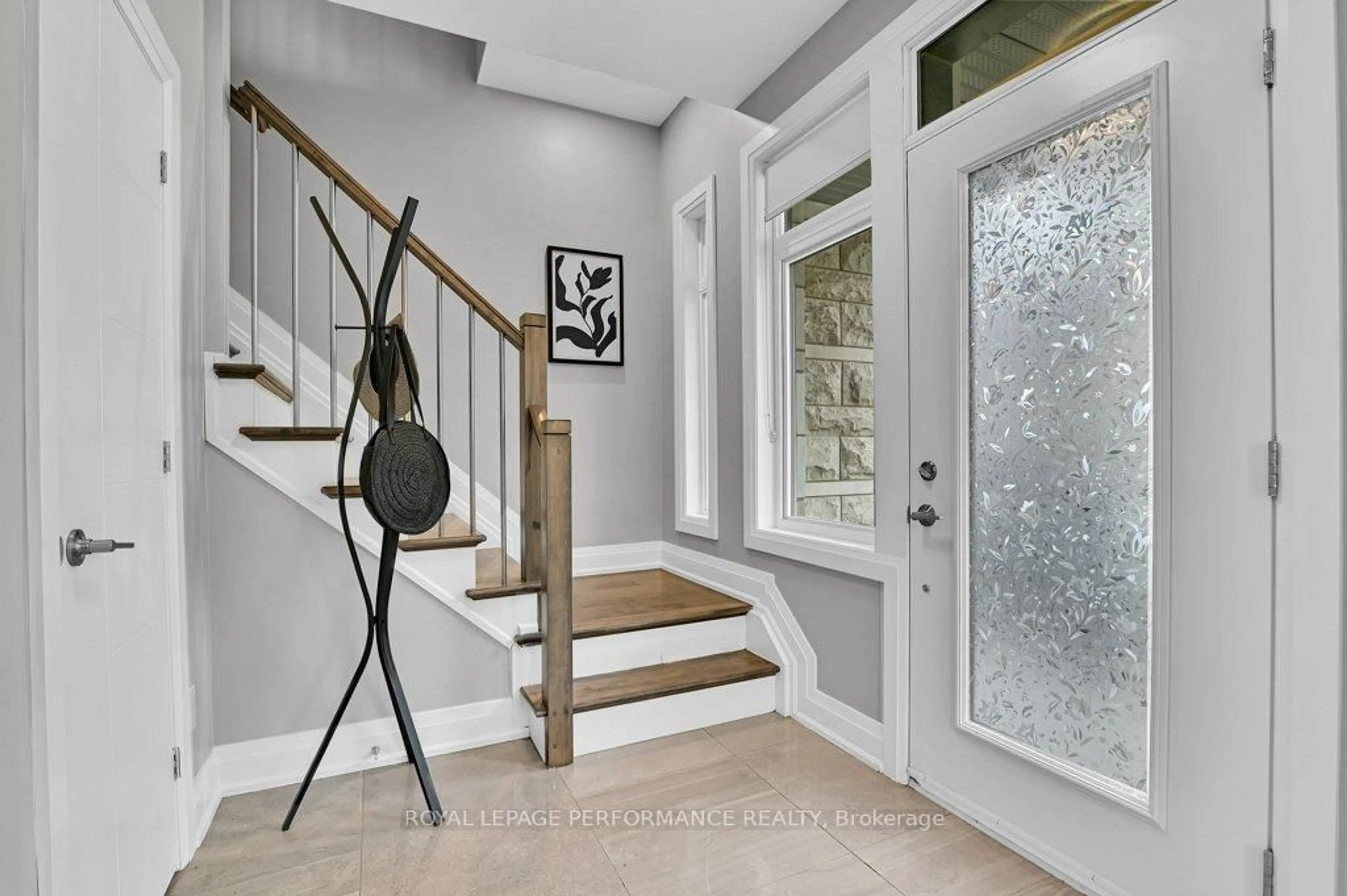 Indoor entryway for 80 Empress Ave, Ottawa Ontario K1R 7G2