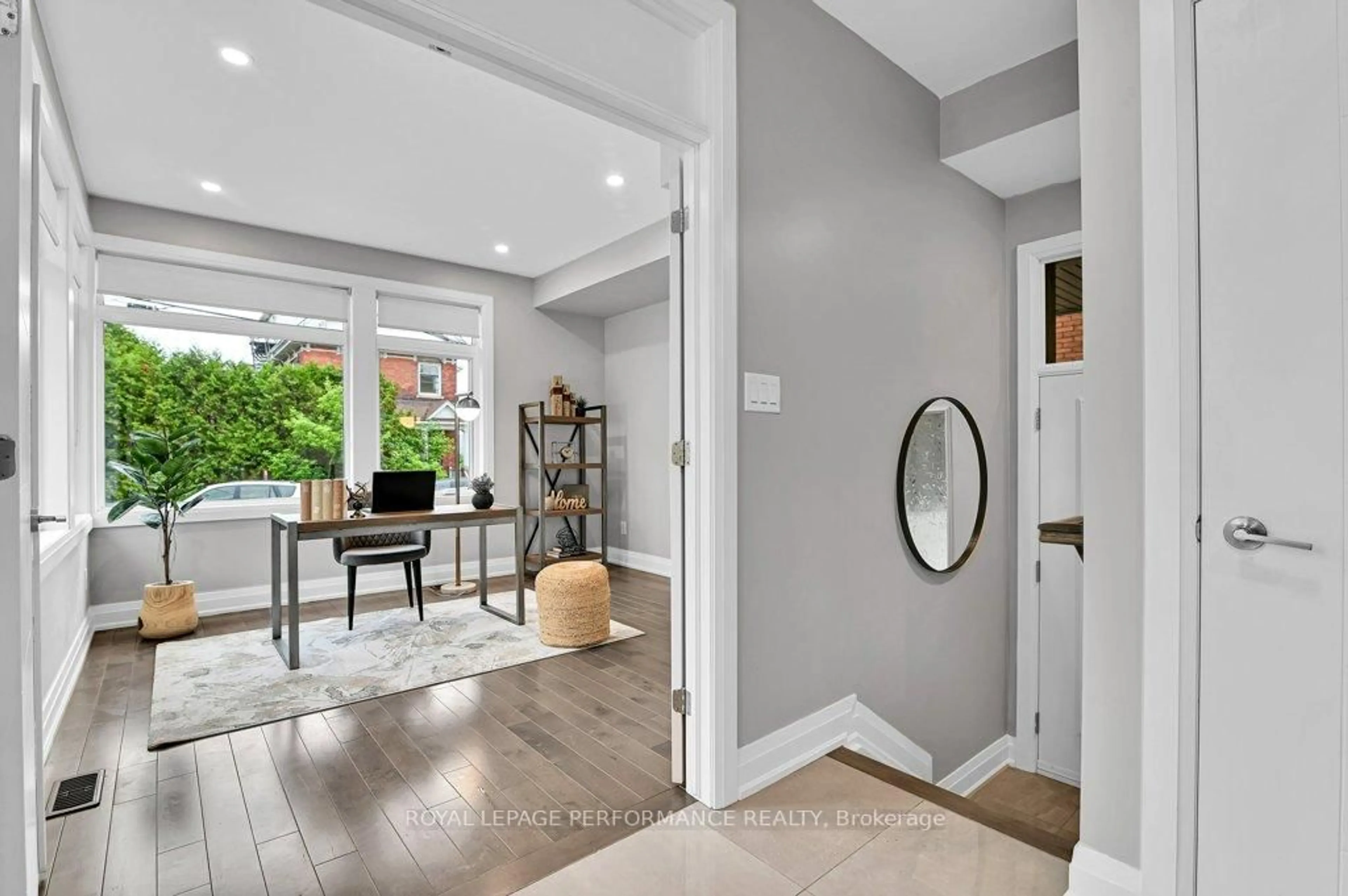 Indoor entryway for 80 Empress Ave, Ottawa Ontario K1R 7G2