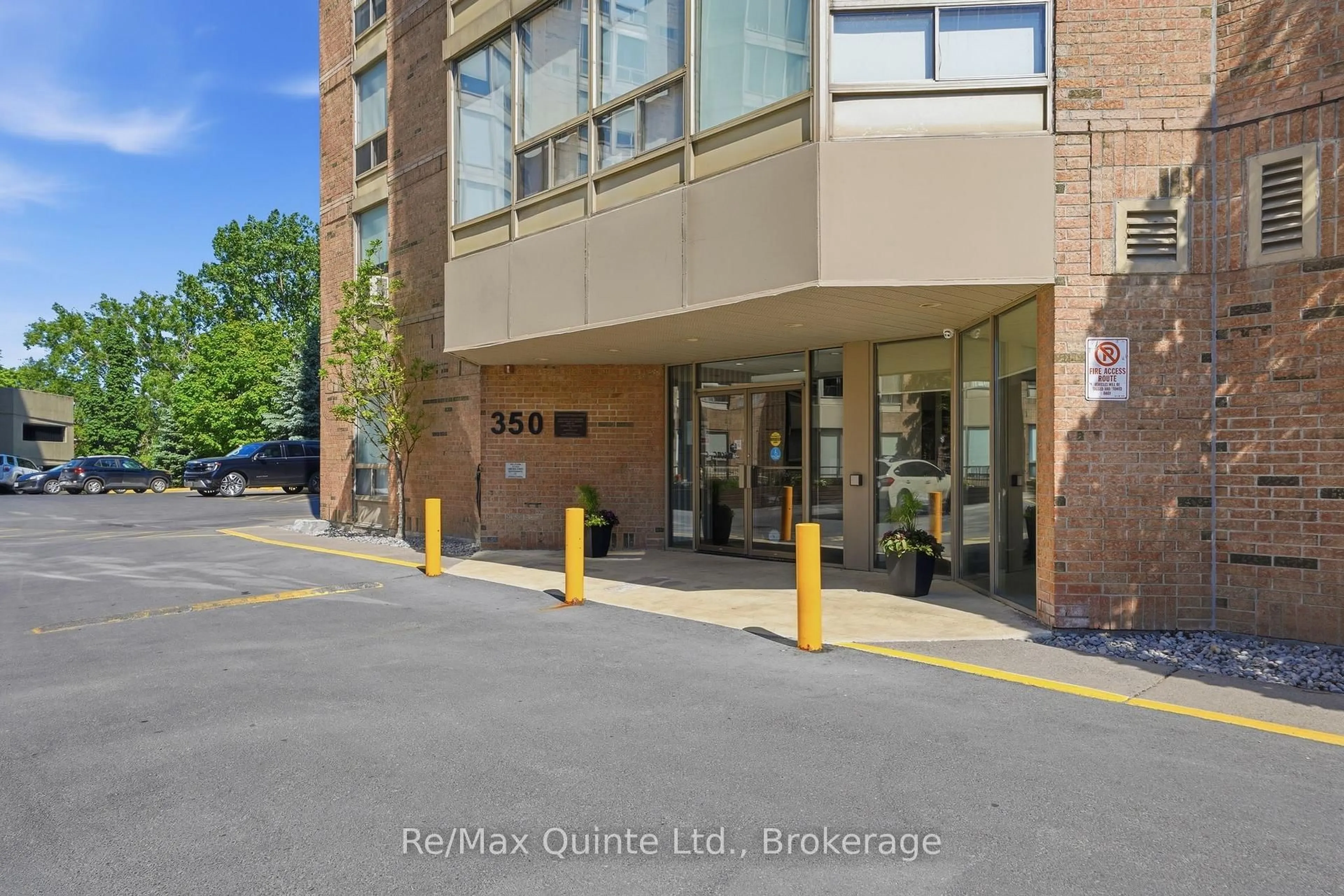 Indoor foyer for 350 Front St #1006, Belleville Ontario K8N 5M5
