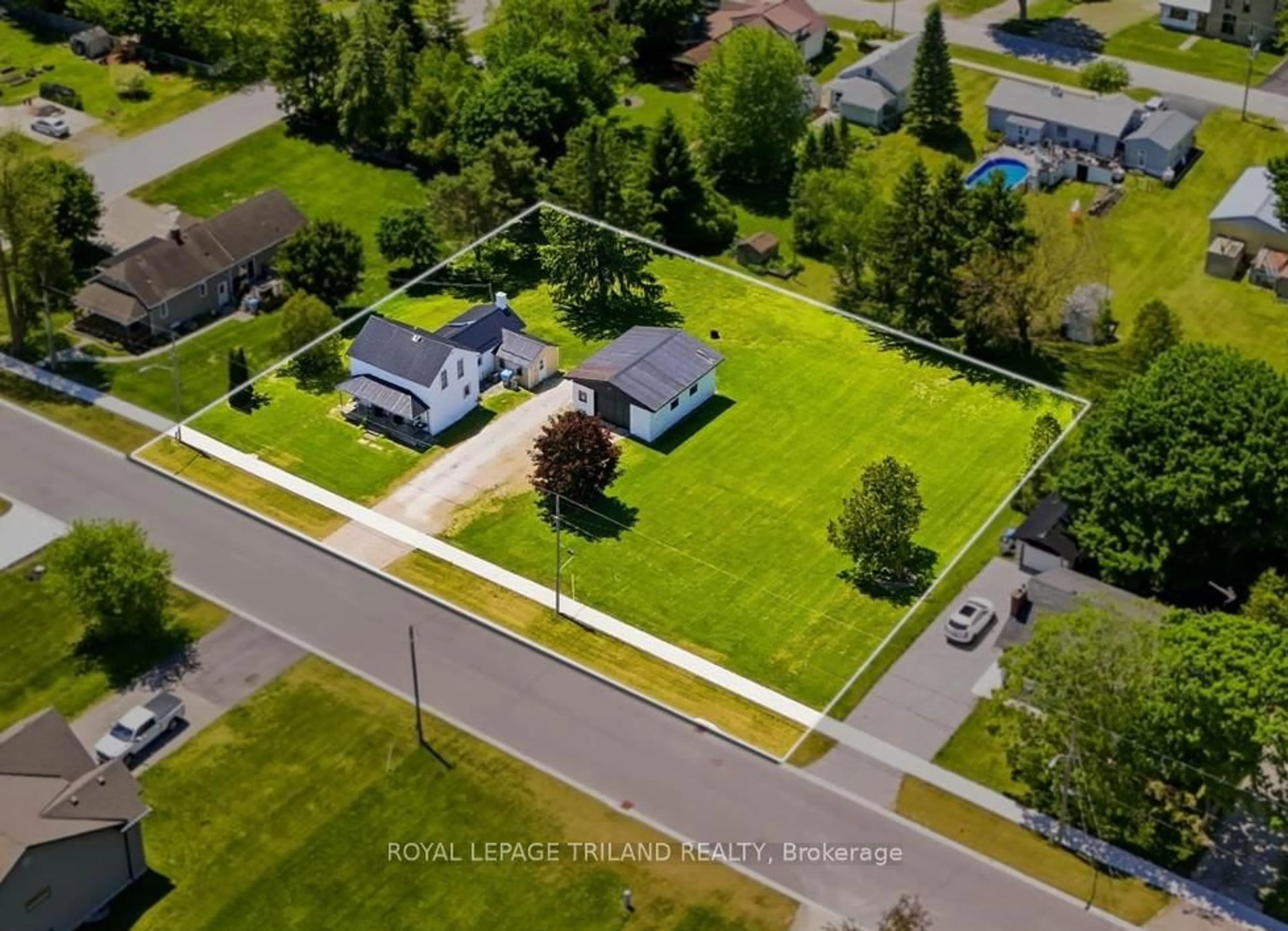 A pic from outside/outdoor area/front of a property/back of a property/a pic from drone, street for 191 ELIZABETH St, Lambton Shores Ontario N0M 2N0