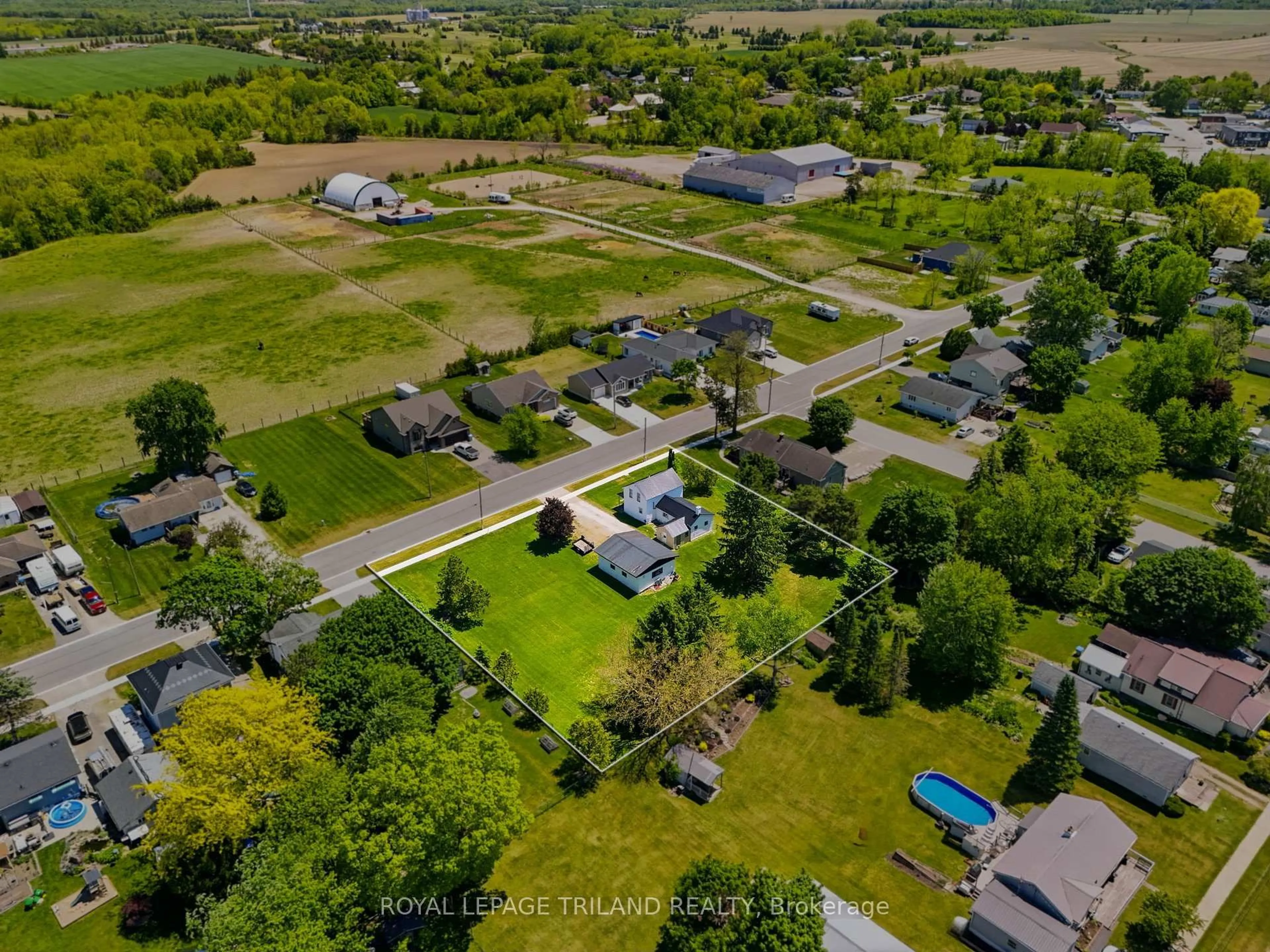 A pic from outside/outdoor area/front of a property/back of a property/a pic from drone, street for 191 ELIZABETH St, Lambton Shores Ontario N0M 2N0