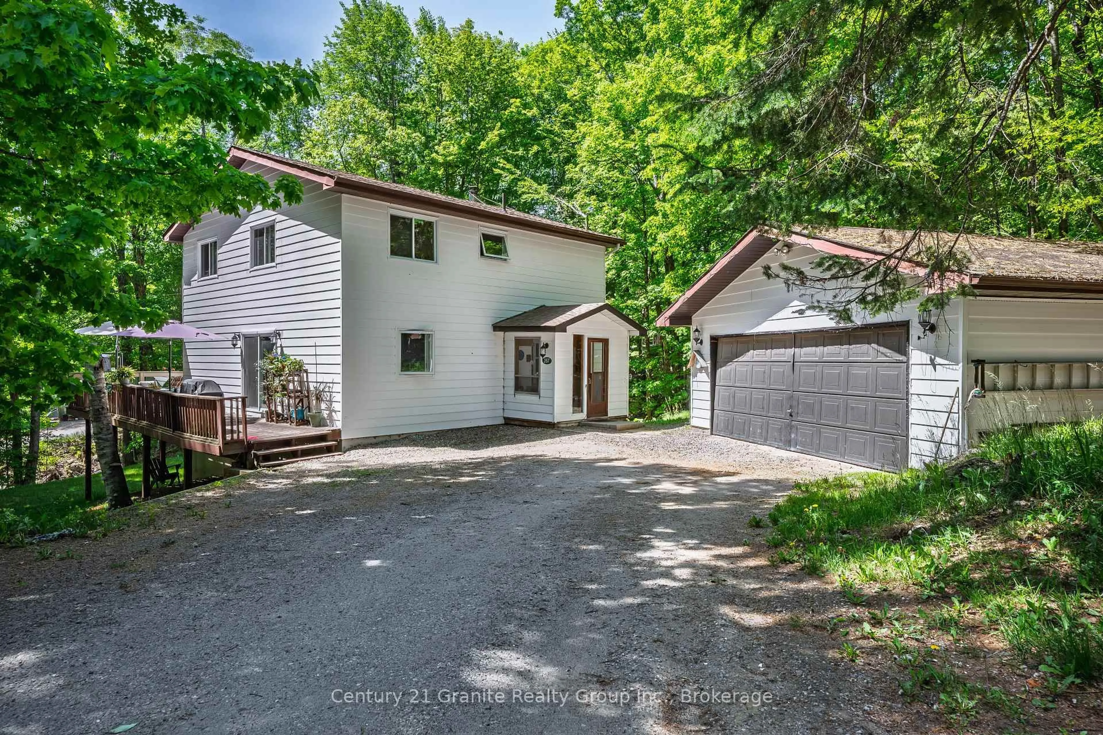 A pic from outside/outdoor area/front of a property/back of a property/a pic from drone, street for 267 Riverside Dr, Dysart et al Ontario K0M 1S0