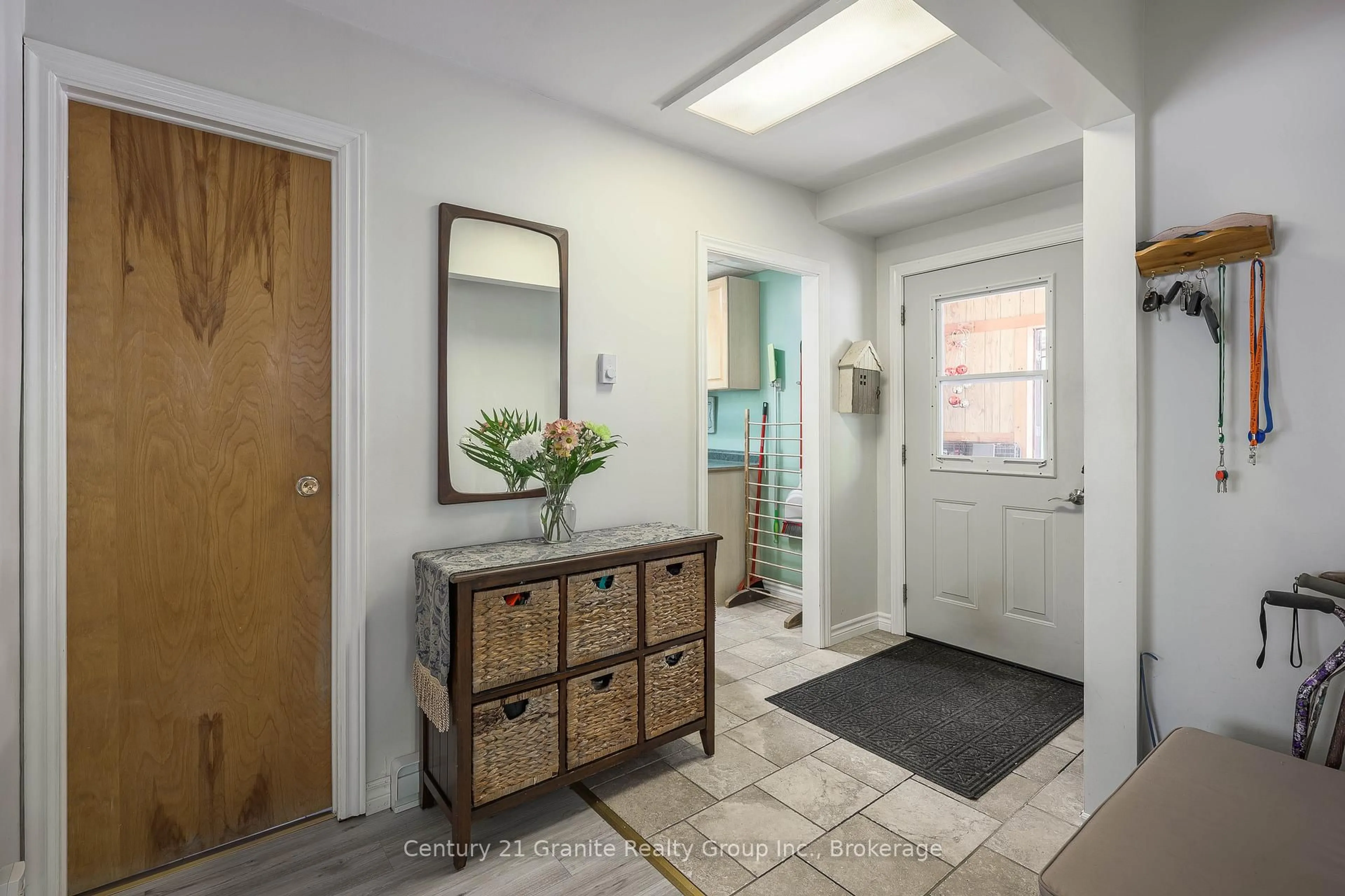 Indoor entryway for 267 Riverside Dr, Dysart et al Ontario K0M 1S0