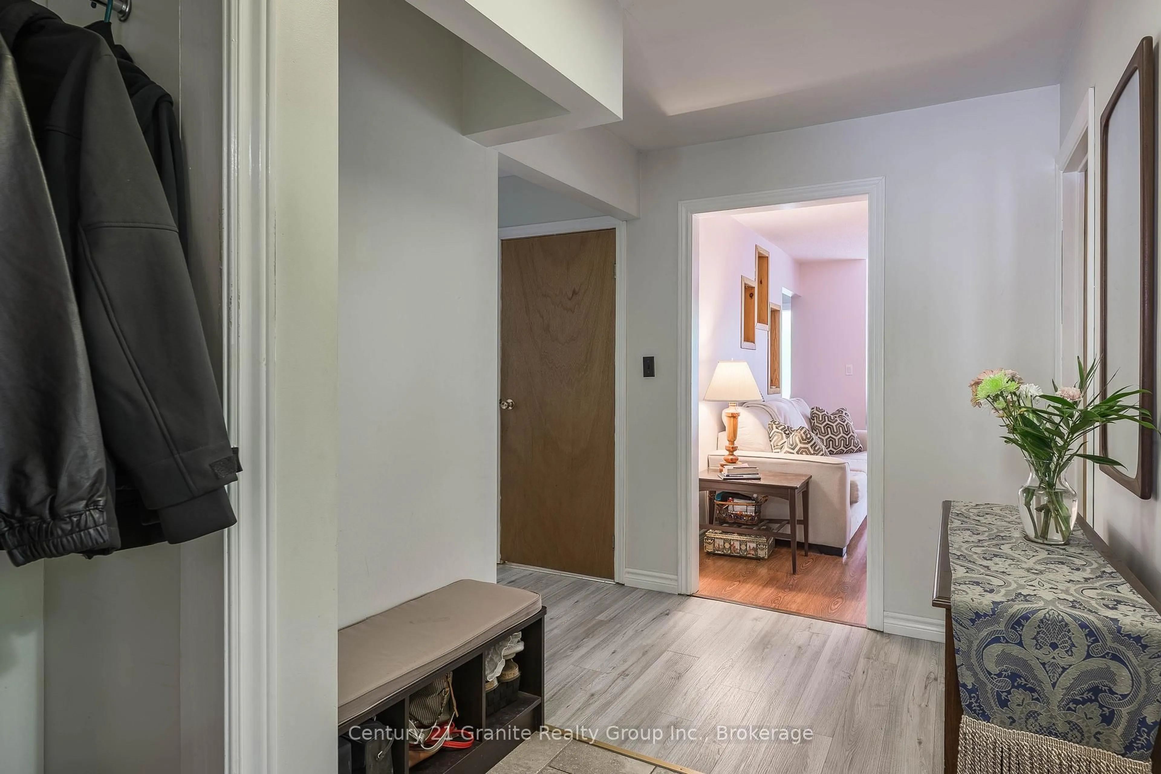 Indoor entryway for 267 Riverside Dr, Dysart et al Ontario K0M 1S0