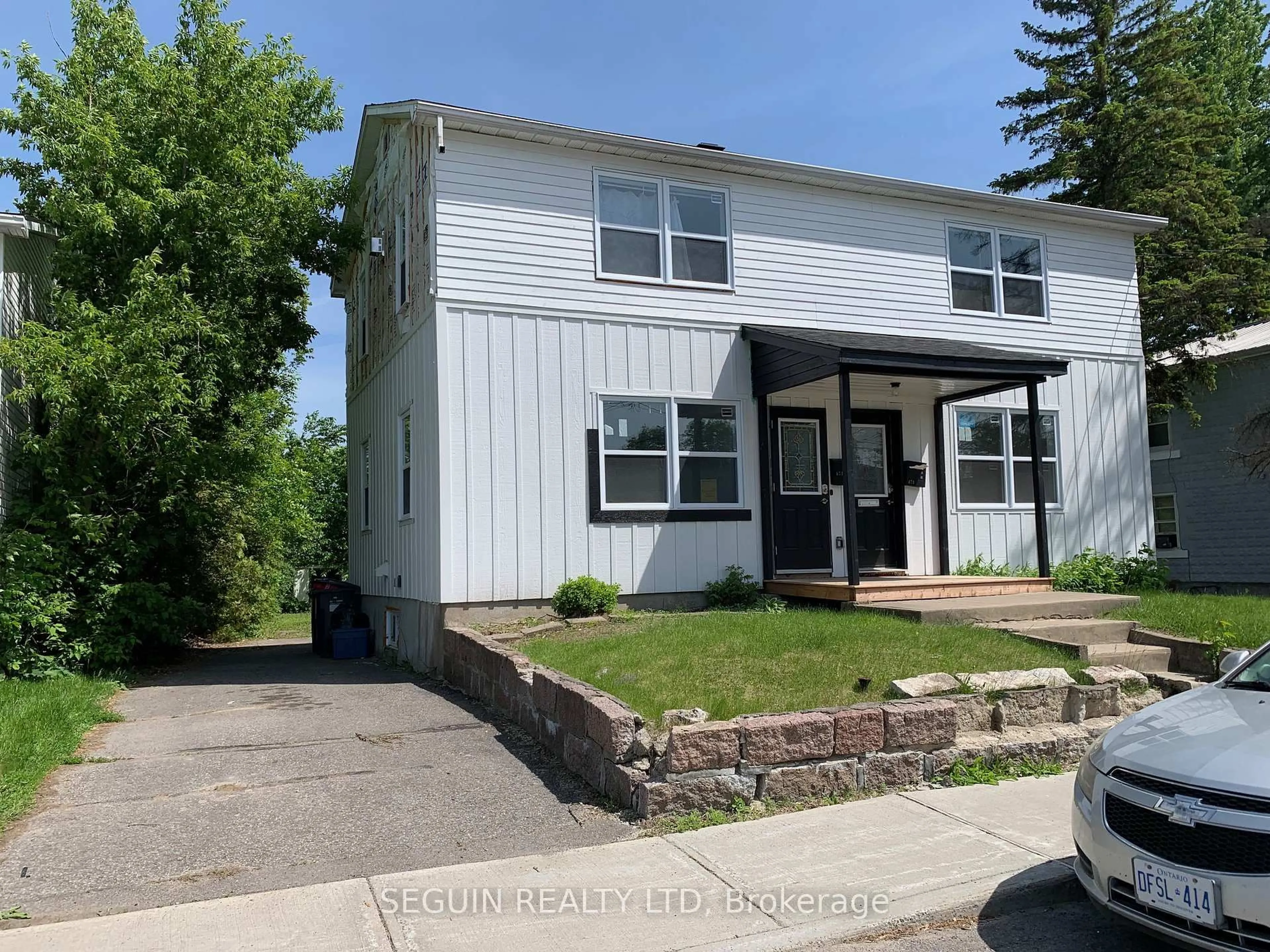 Home with vinyl exterior material, street for 471-473 Emerald St, Hawkesbury Ontario K6A 1S5