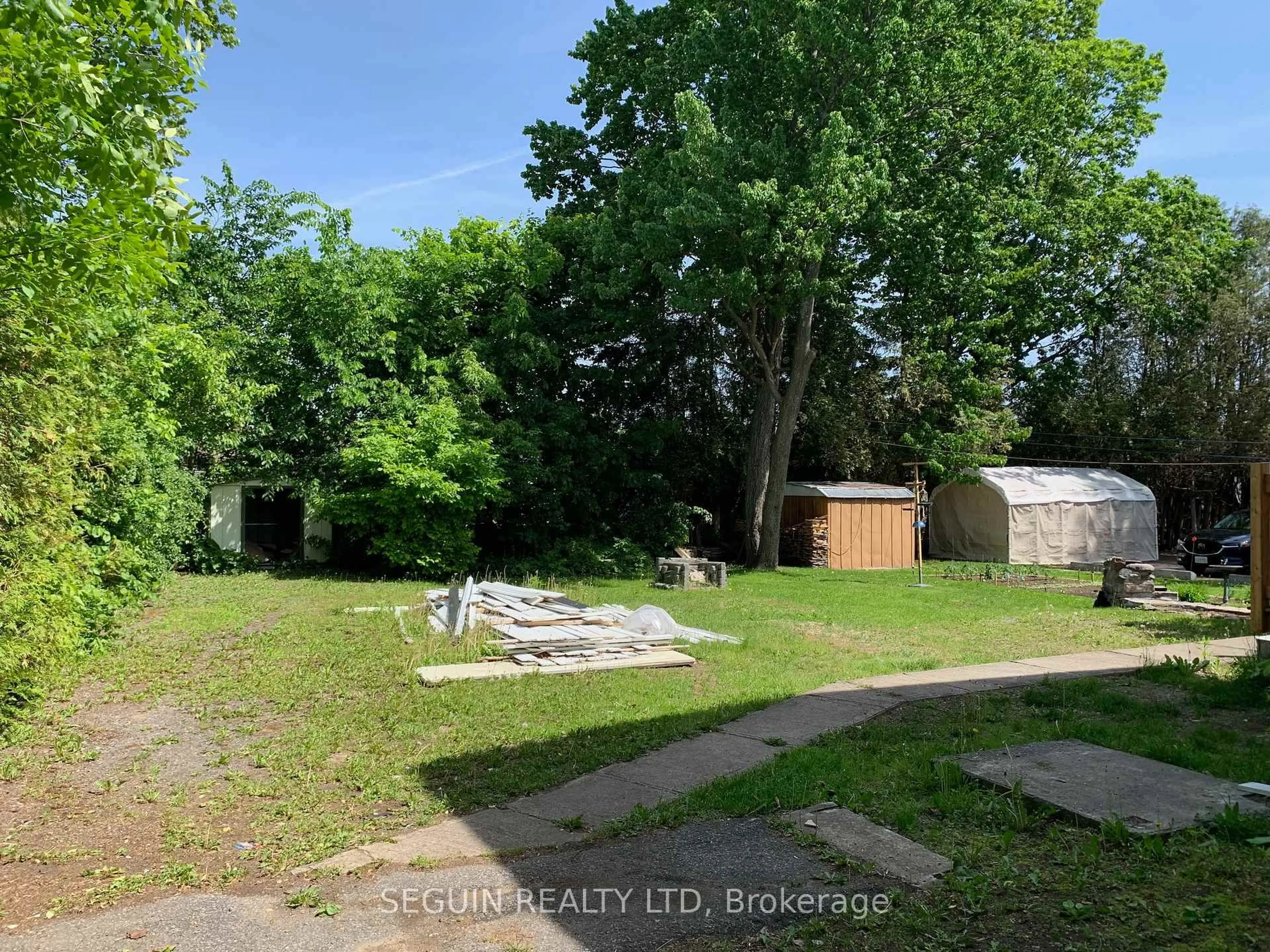 A pic from outside/outdoor area/front of a property/back of a property/a pic from drone, unknown for 471-473 Emerald St, Hawkesbury Ontario K6A 1S5