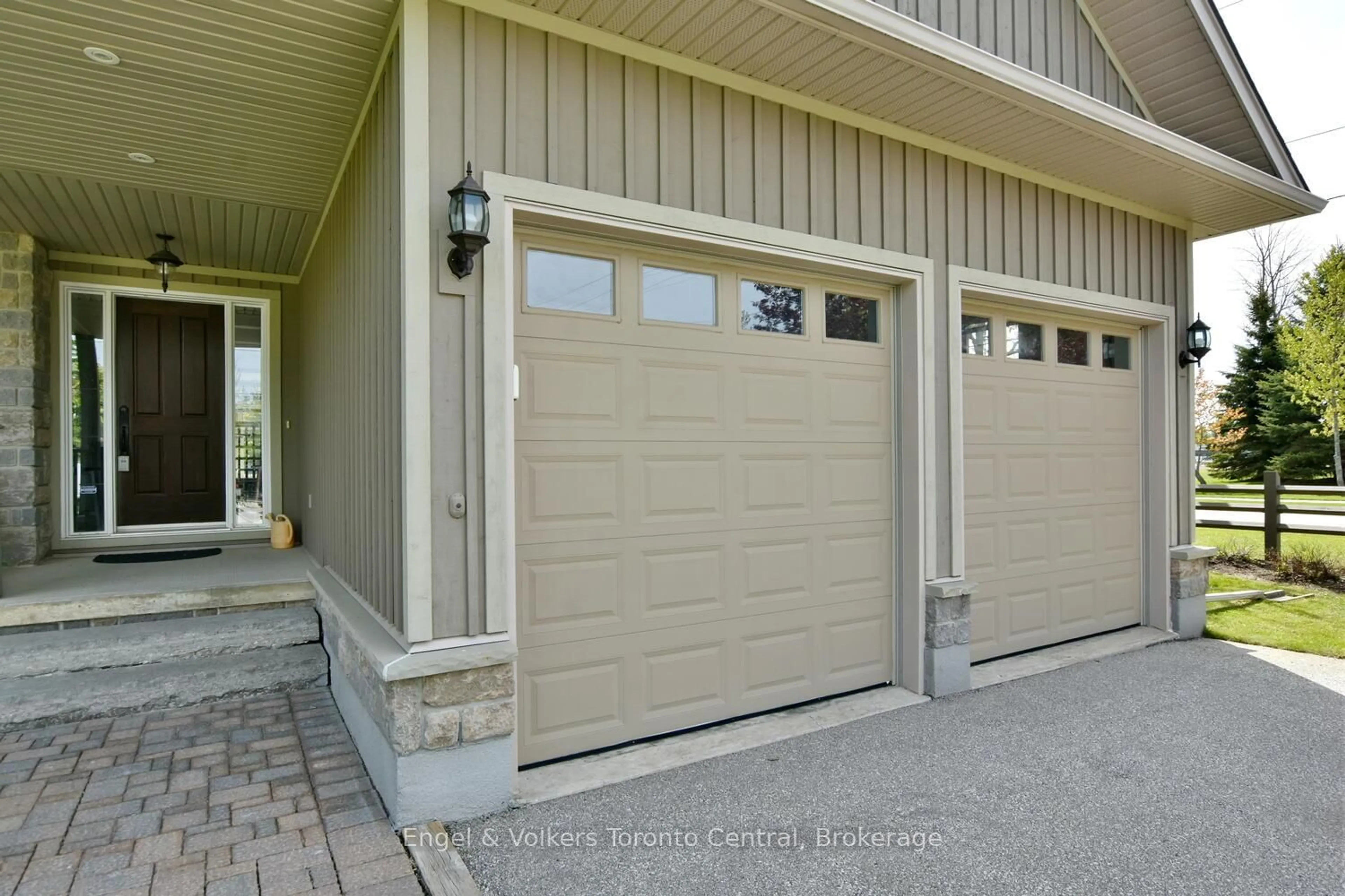 Indoor garage for 47 Meadowbrook Lane, Blue Mountains Ontario N0H 2P0