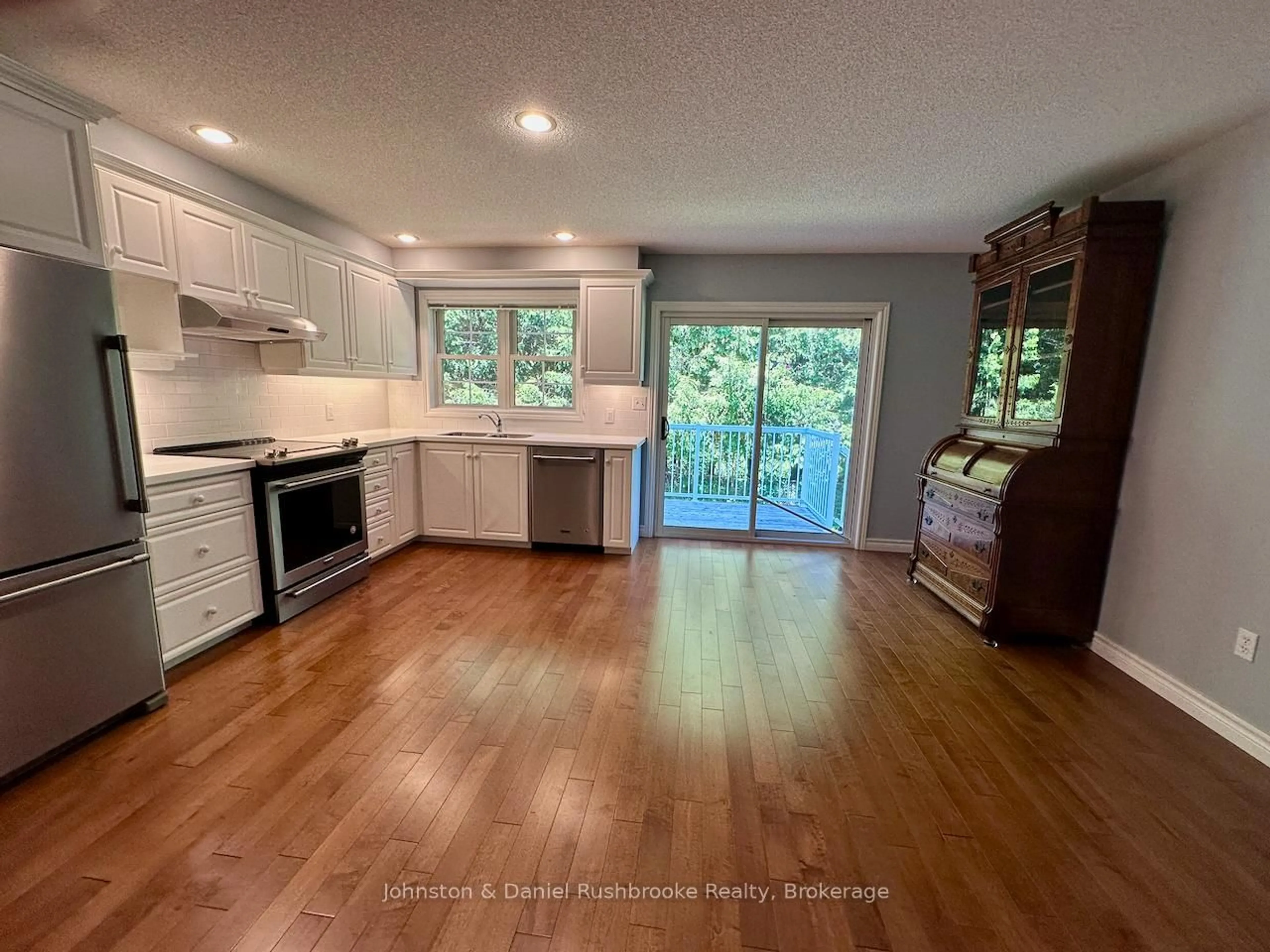 Open concept kitchen, wood/laminate floor for 273 Hiram St, Bracebridge Ontario P1L 1R7