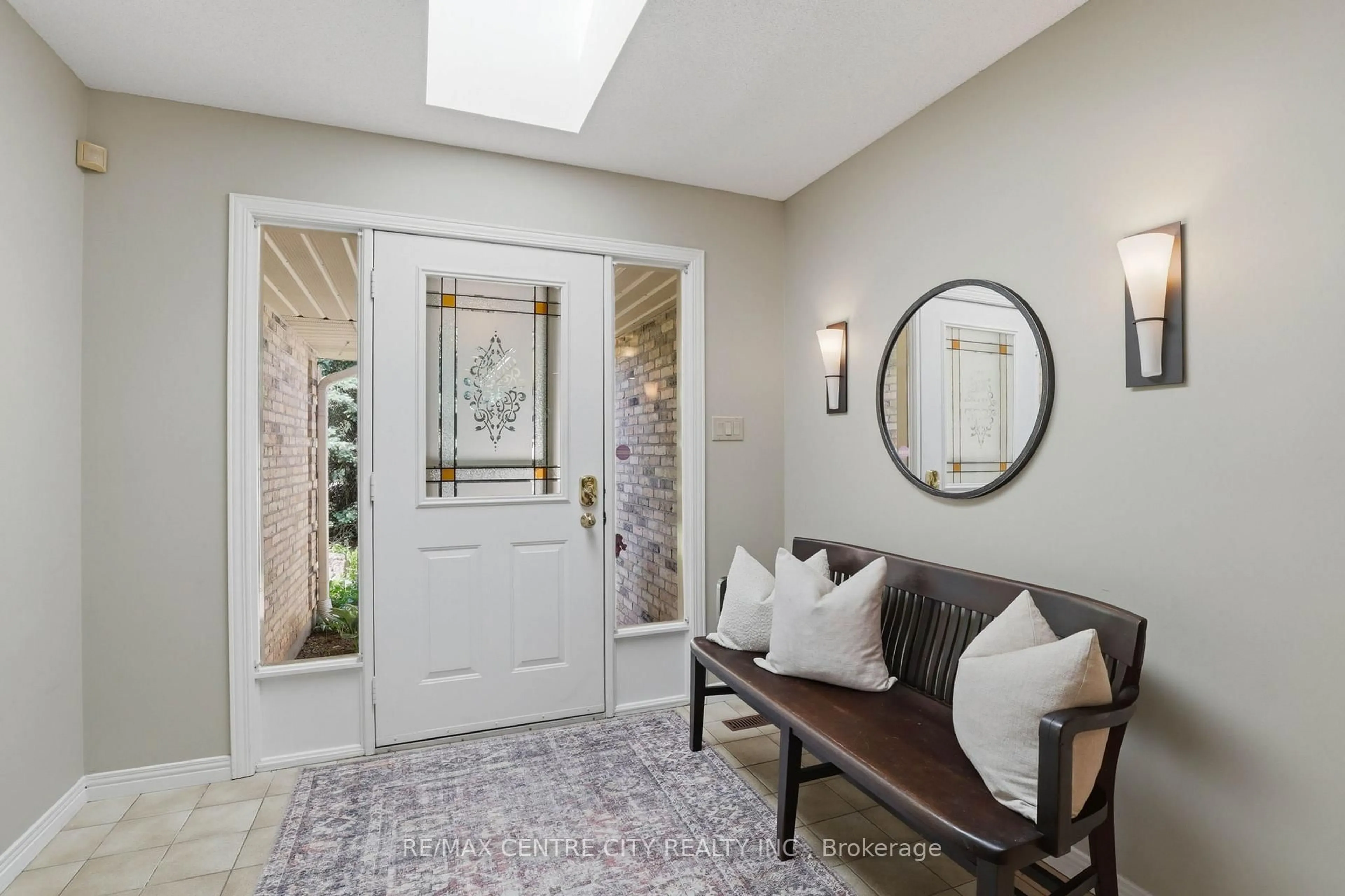 Indoor entryway for 91 Sweetbriar Crt, London East Ontario N5Y 5E9