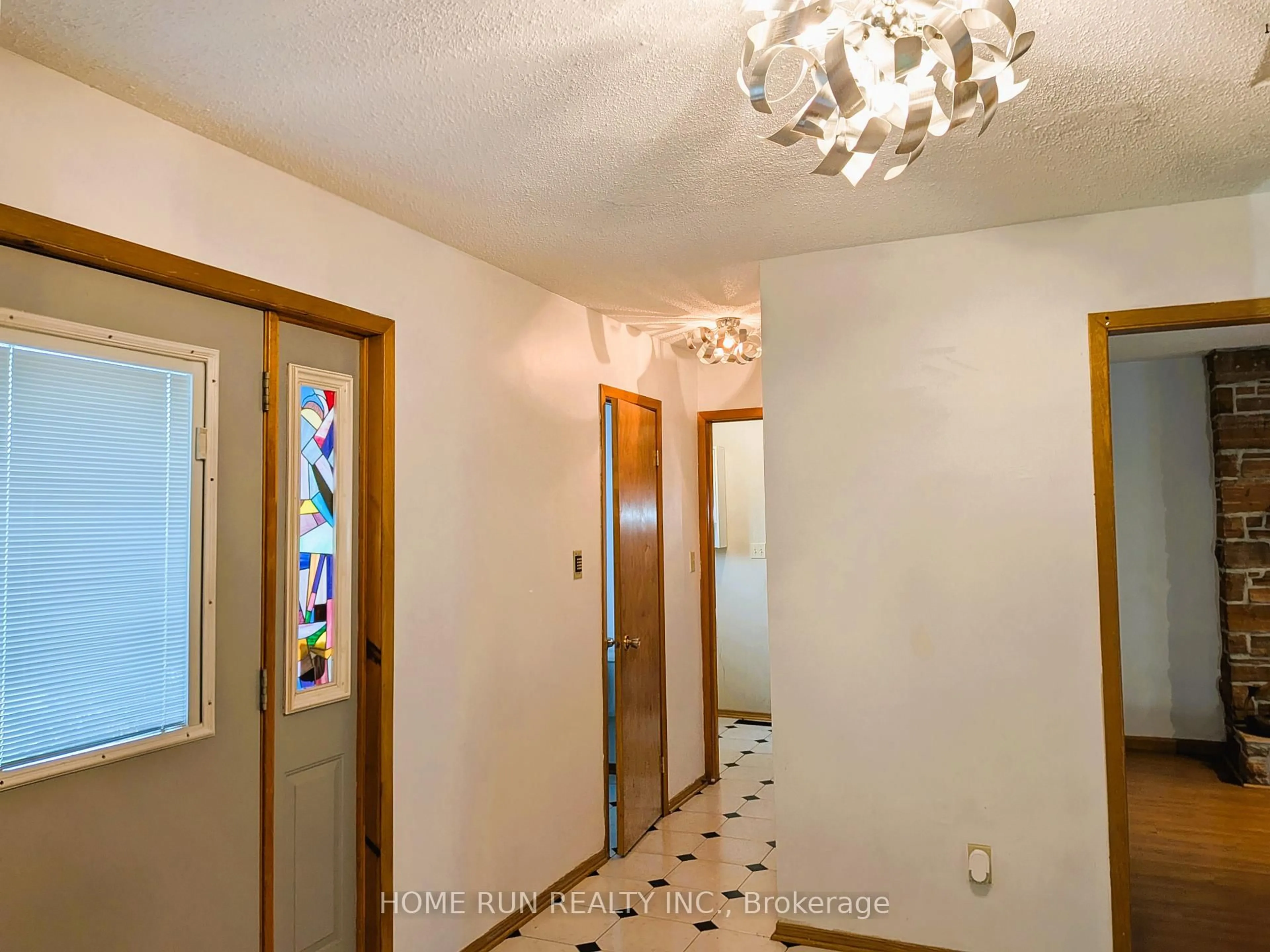 Indoor foyer for 140 Beley St, Brockville Ontario K6V 6W2