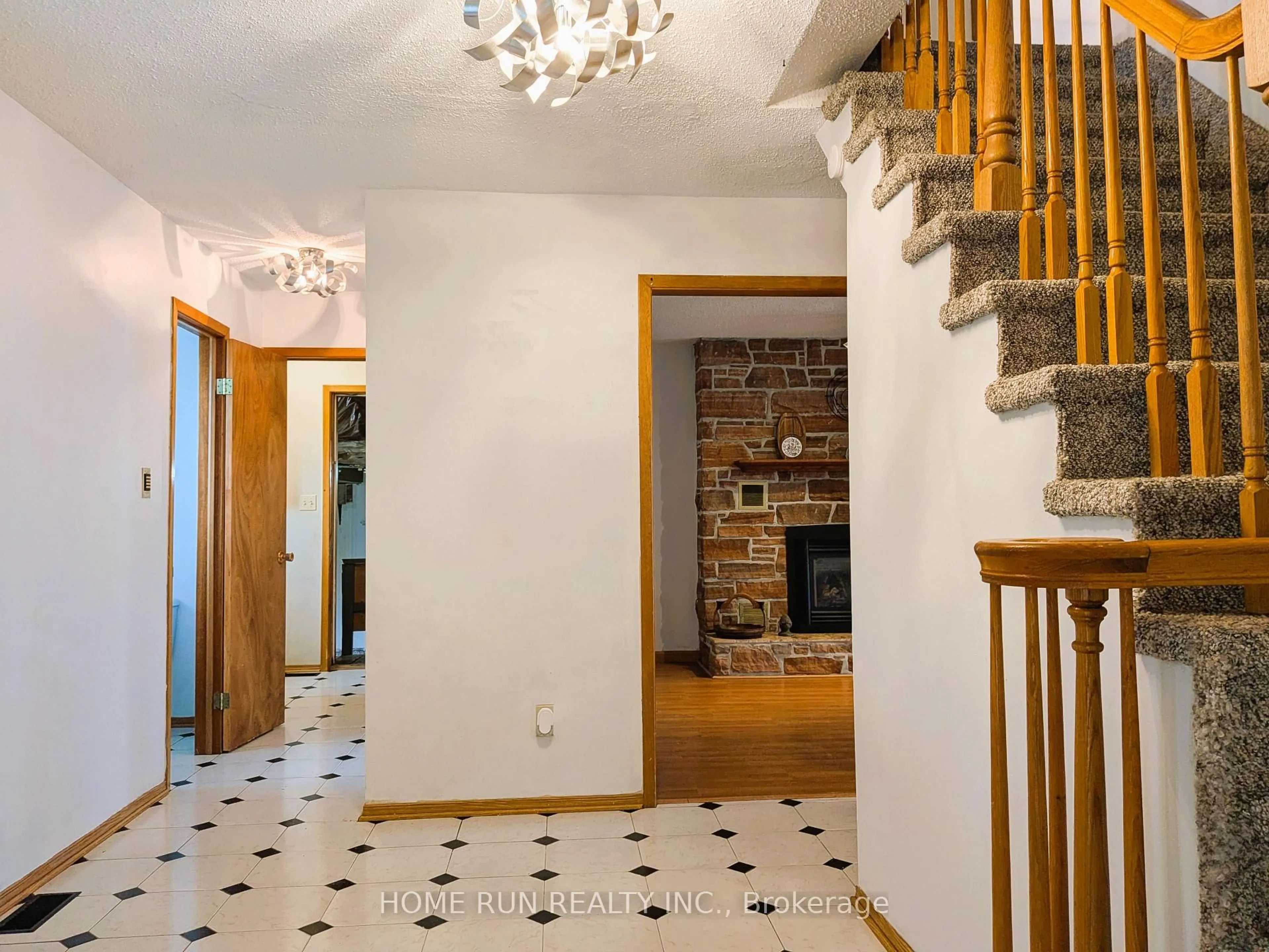 Indoor foyer for 140 Beley St, Brockville Ontario K6V 6W2
