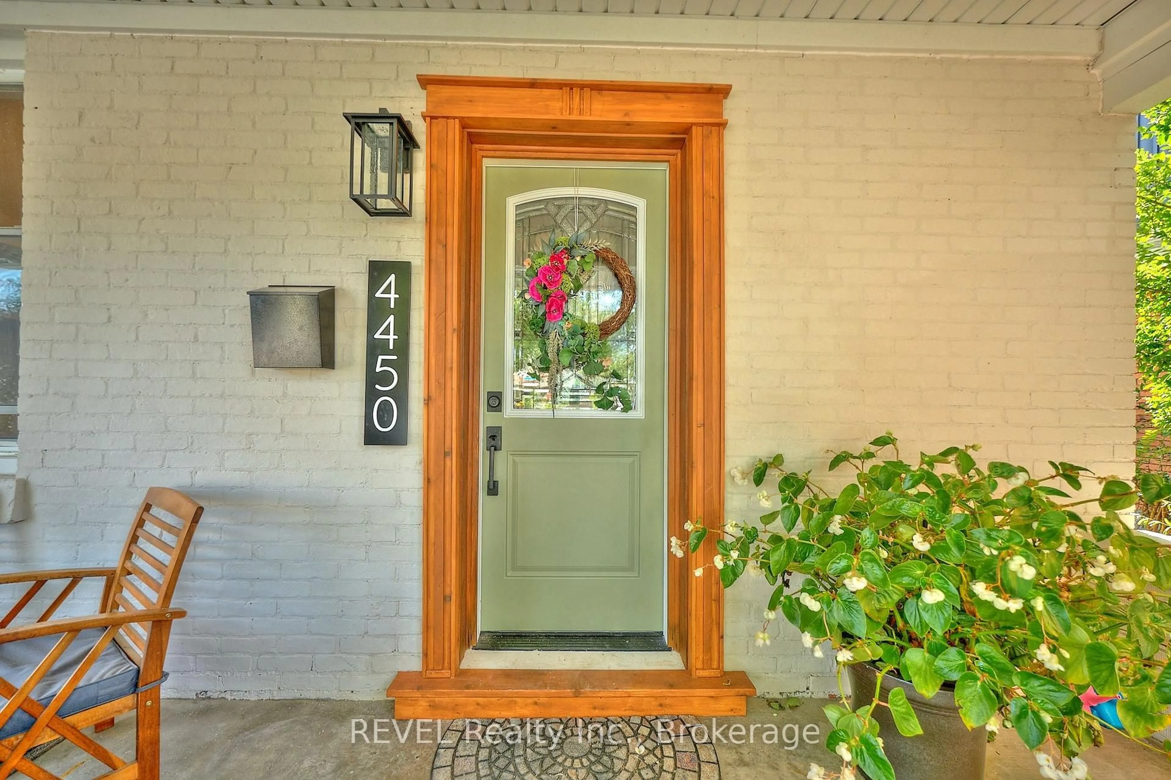 Indoor entryway for 4450 Second Ave, Niagara Falls Ontario L2E 4H2