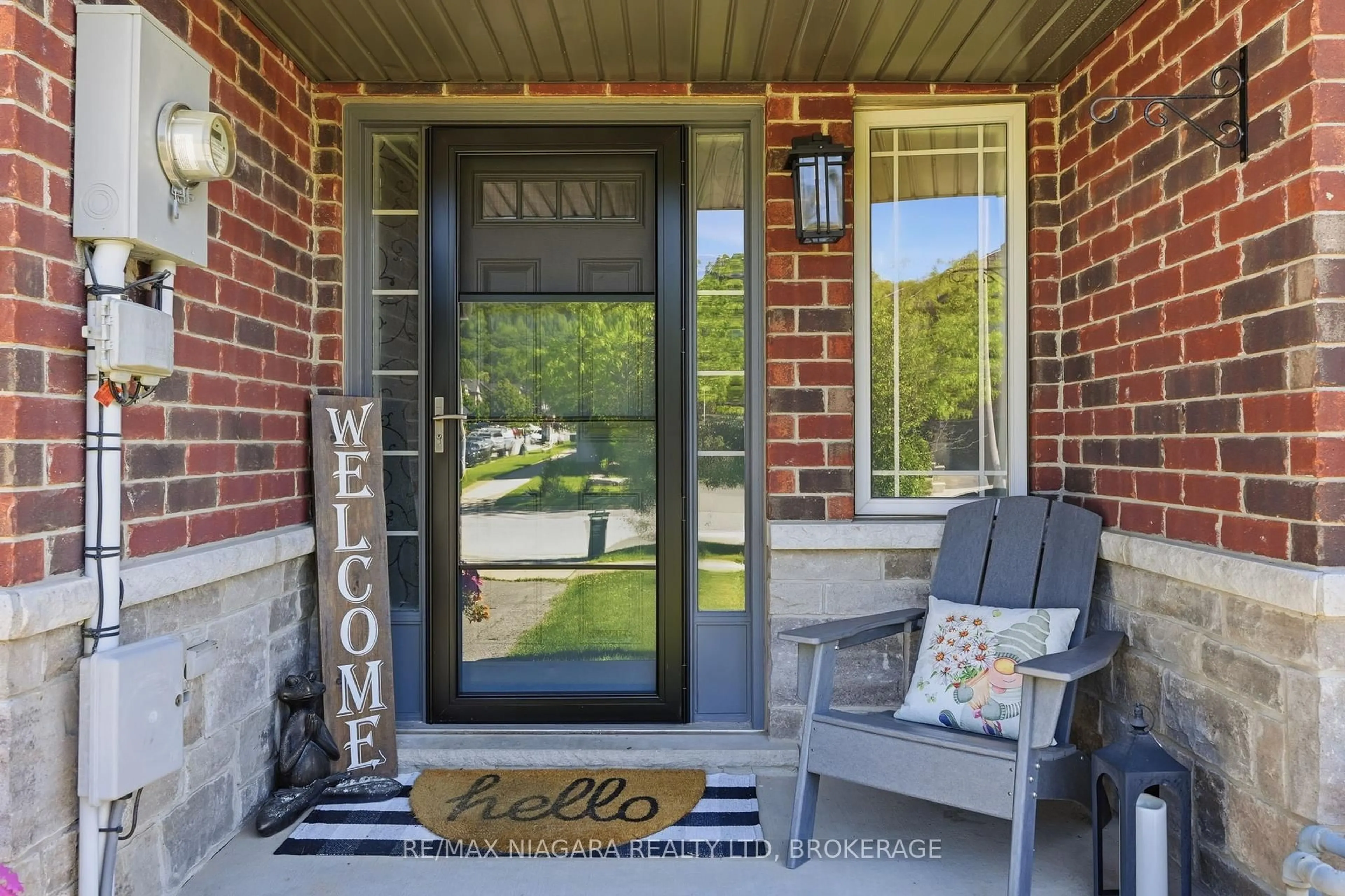 Indoor entryway for 49 Cedar St, Grimsby Ontario L3M 3X8