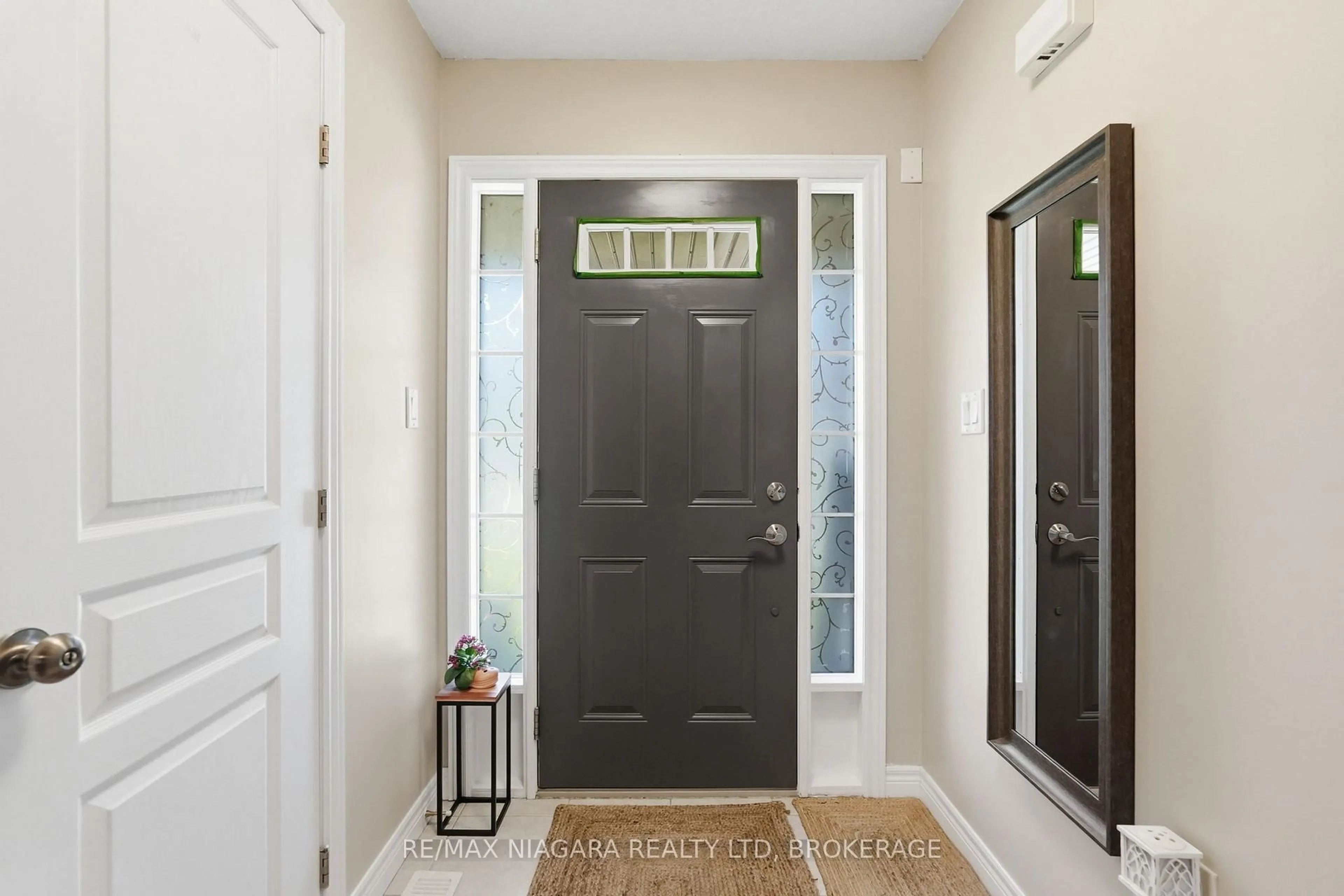 Indoor entryway for 49 Cedar St, Grimsby Ontario L3M 3X8