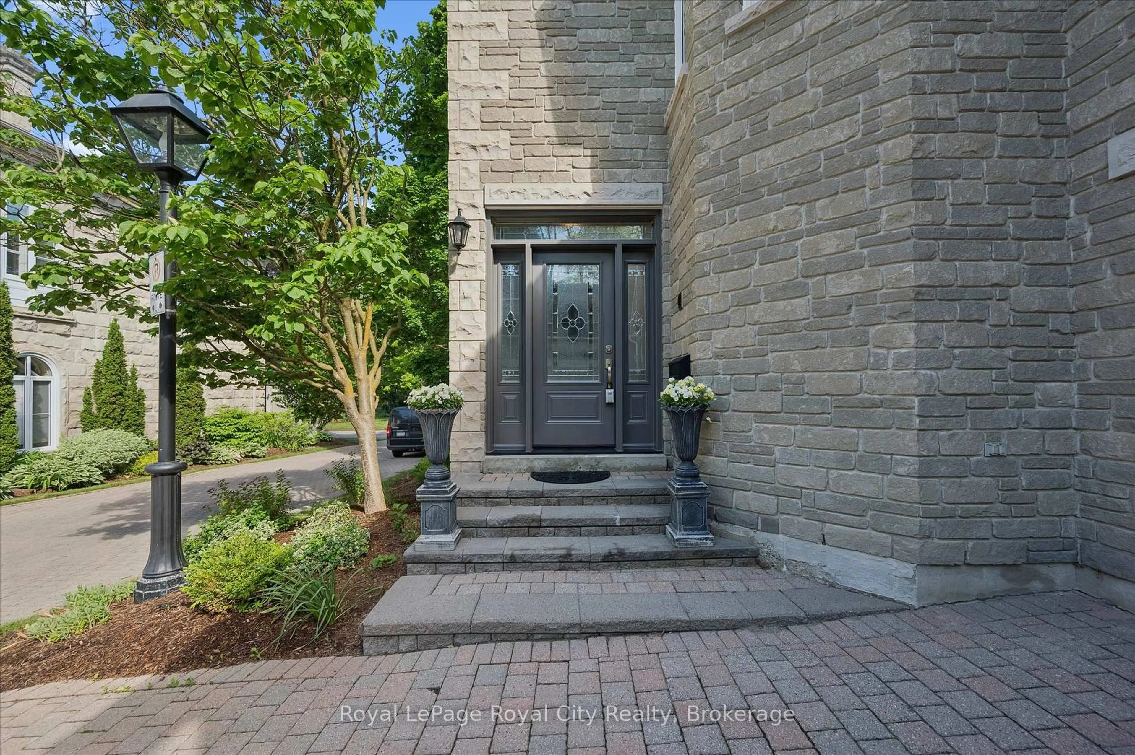 Indoor entryway for 25 MANOR PARK Cres #11, Guelph Ontario N1G 1A2