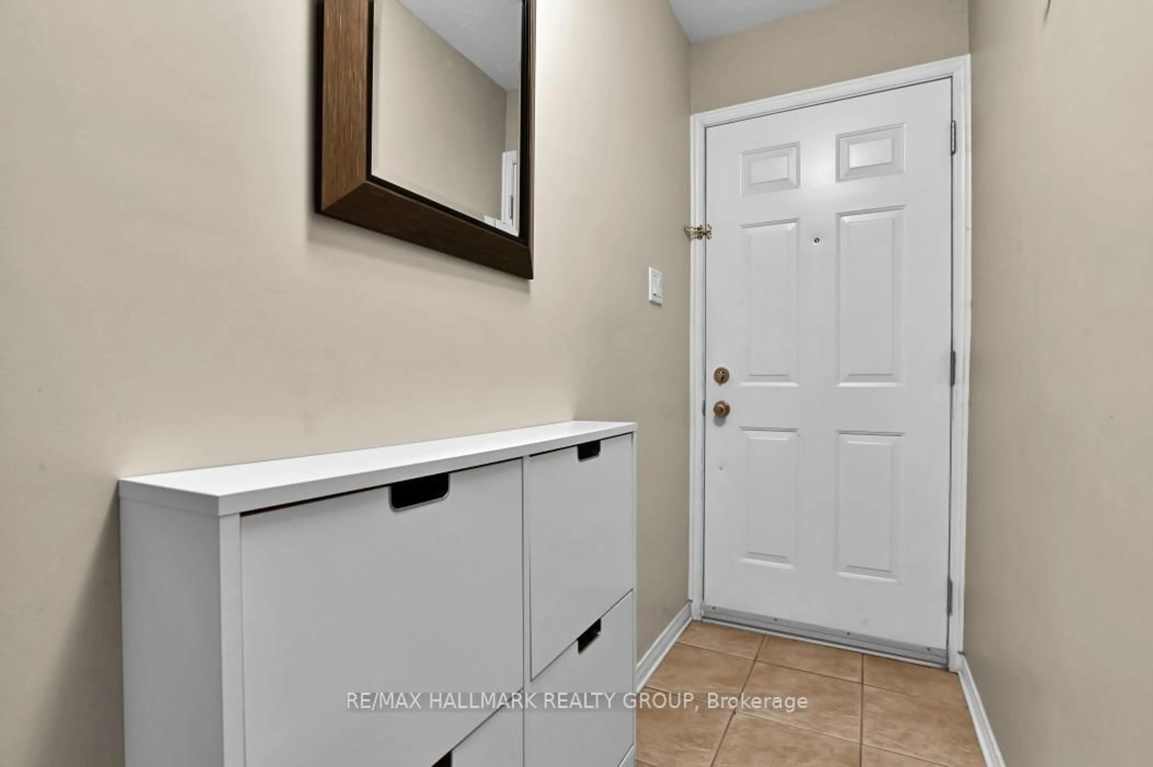 Indoor entryway for 39 Strathaven Private, Ottawa Ontario K1J 1K7