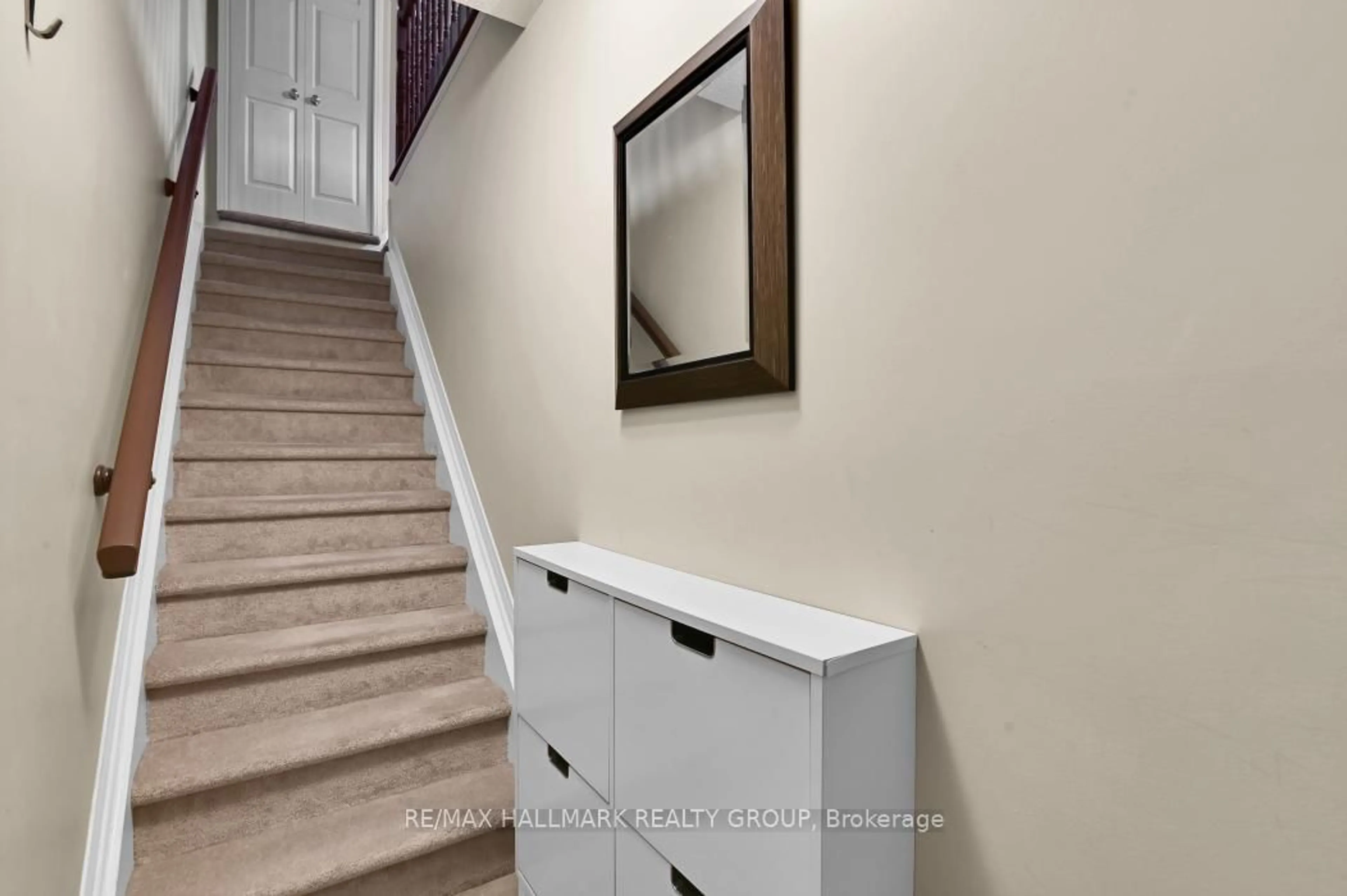 Indoor entryway for 39 Strathaven Private, Ottawa Ontario K1J 1K7
