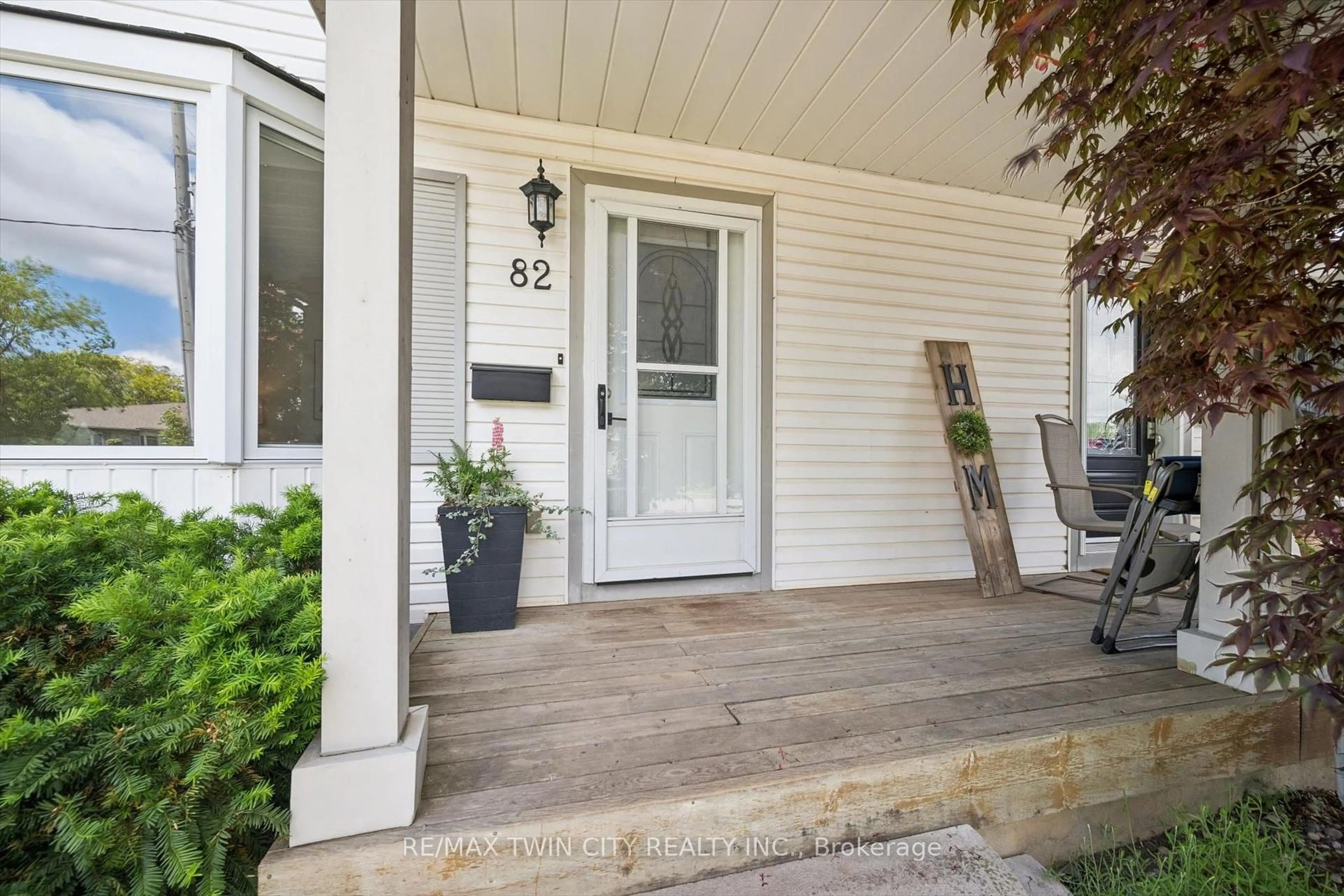 Indoor entryway for 82 Catherine St, Wilmot Ontario N3A 1Z8