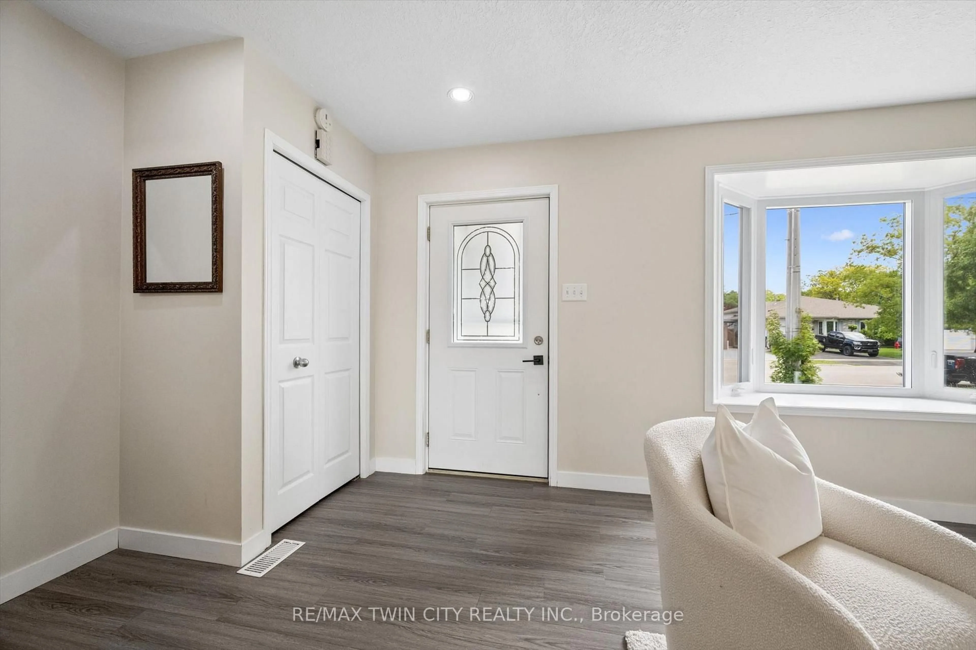 Indoor entryway for 82 Catherine St, Wilmot Ontario N3A 1Z8