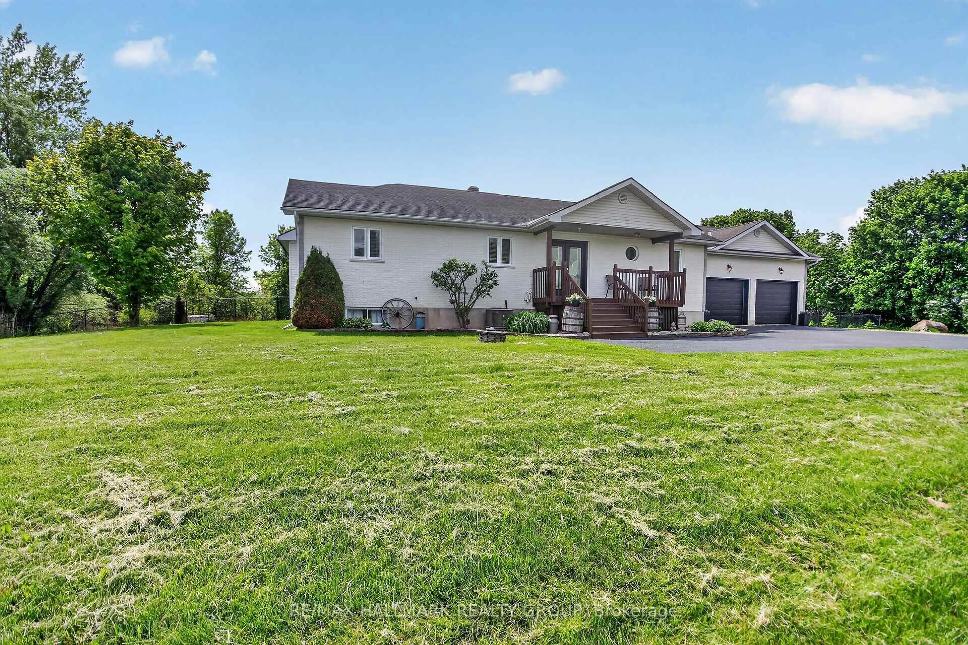 A pic from outside/outdoor area/front of a property/back of a property/a pic from drone, unknown for 7414 Dawn Tara Dr, Ottawa Ontario K4P 1P4