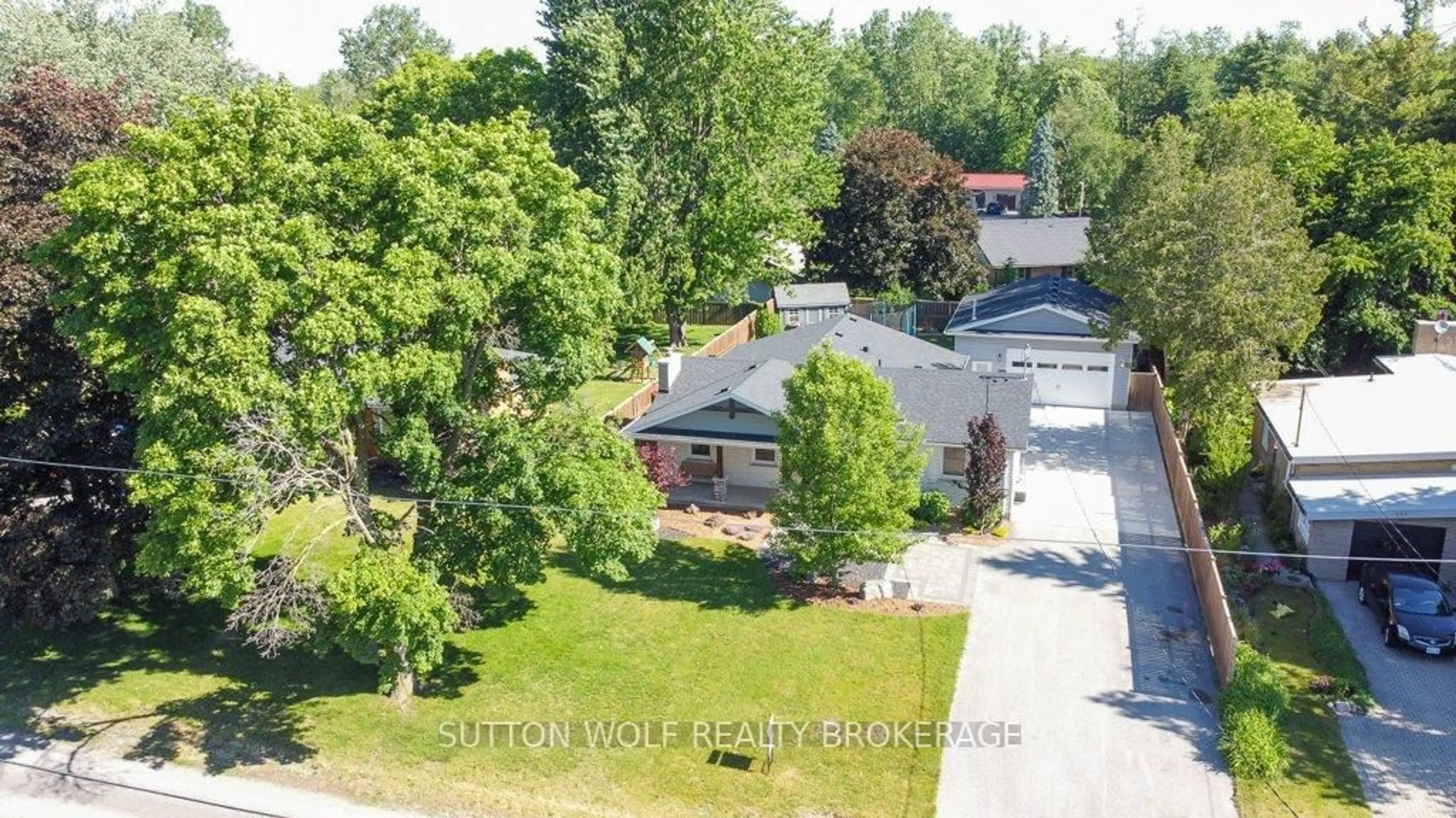 A pic from outside/outdoor area/front of a property/back of a property/a pic from drone, street for 251 Front St, Strathroy-Caradoc Ontario N7G 1Z2