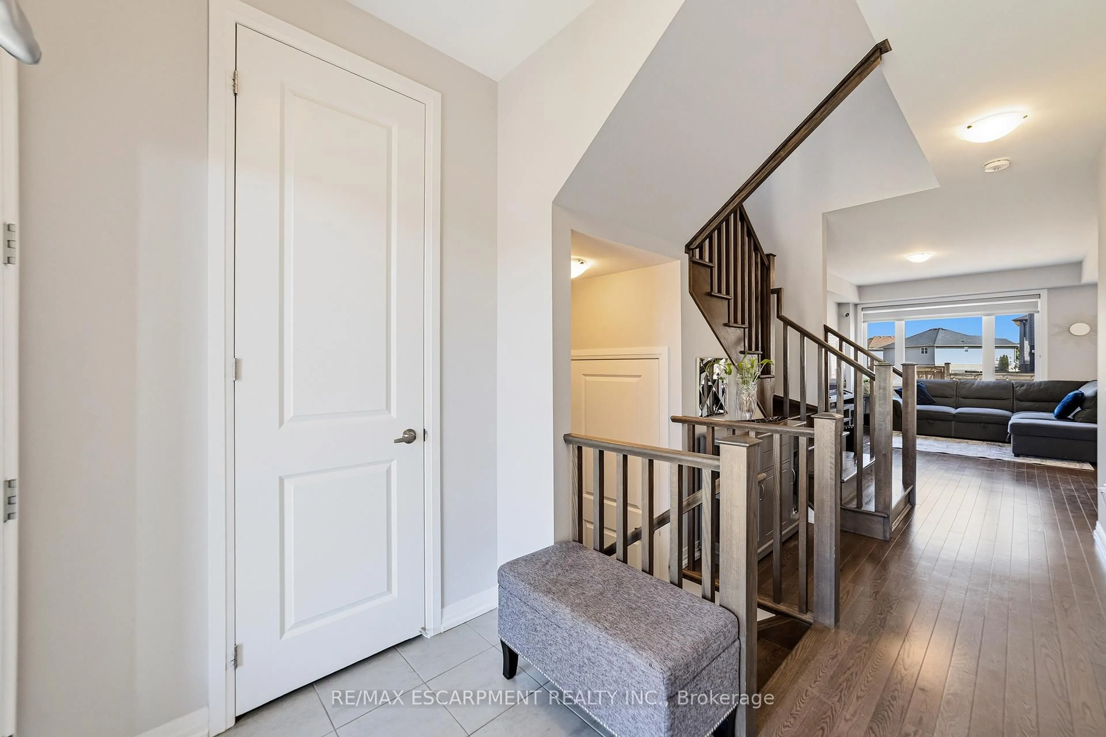 Indoor entryway for 8 Pinnacle Crt, Hamilton Ontario L0R 1W0