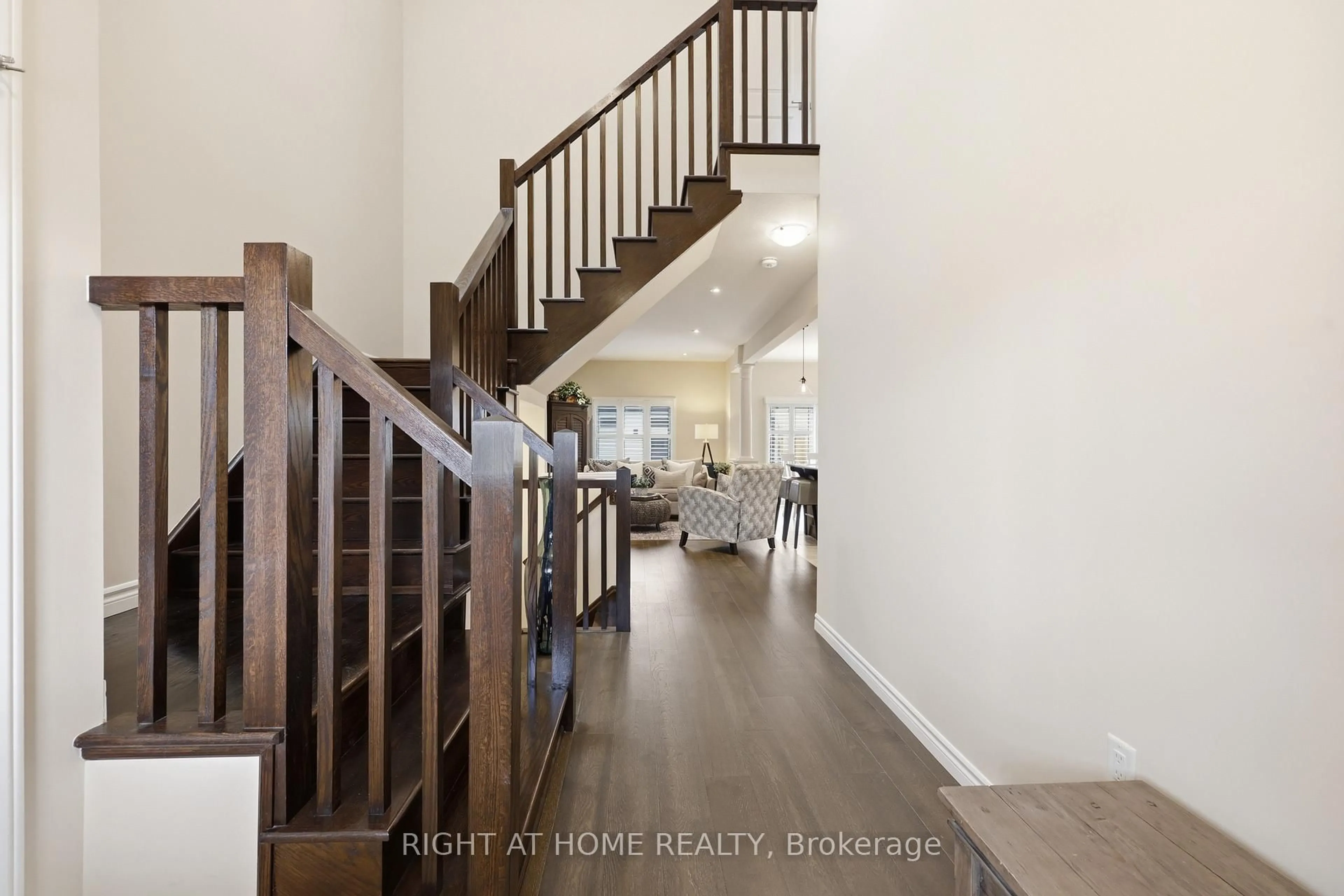Indoor entryway for 33 Vic Chambers Pl, Brant Ontario N3L 0E6