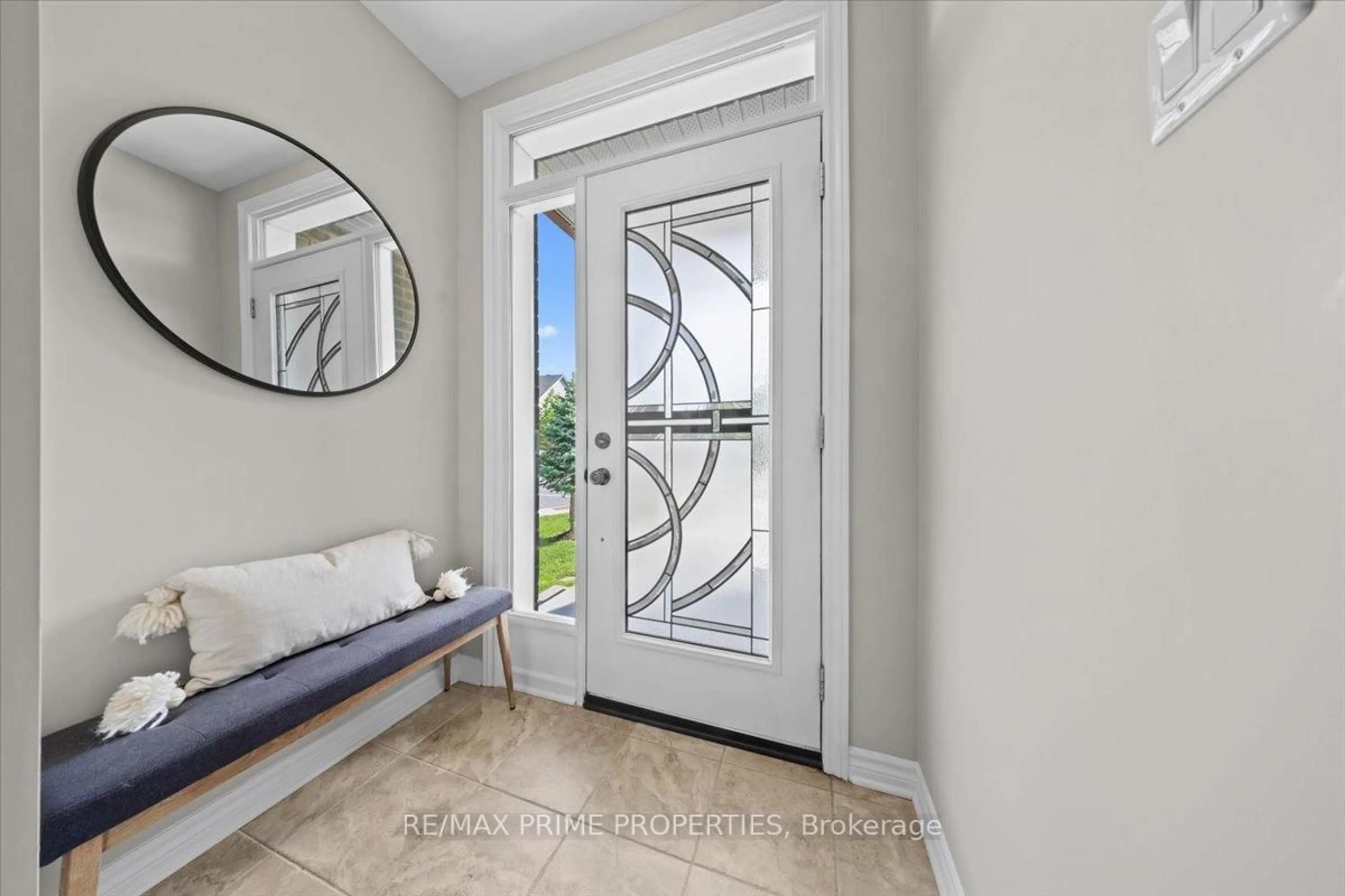 Indoor entryway for 717 Rue Du Cartographe St, Ottawa Ontario K4A 0Y8
